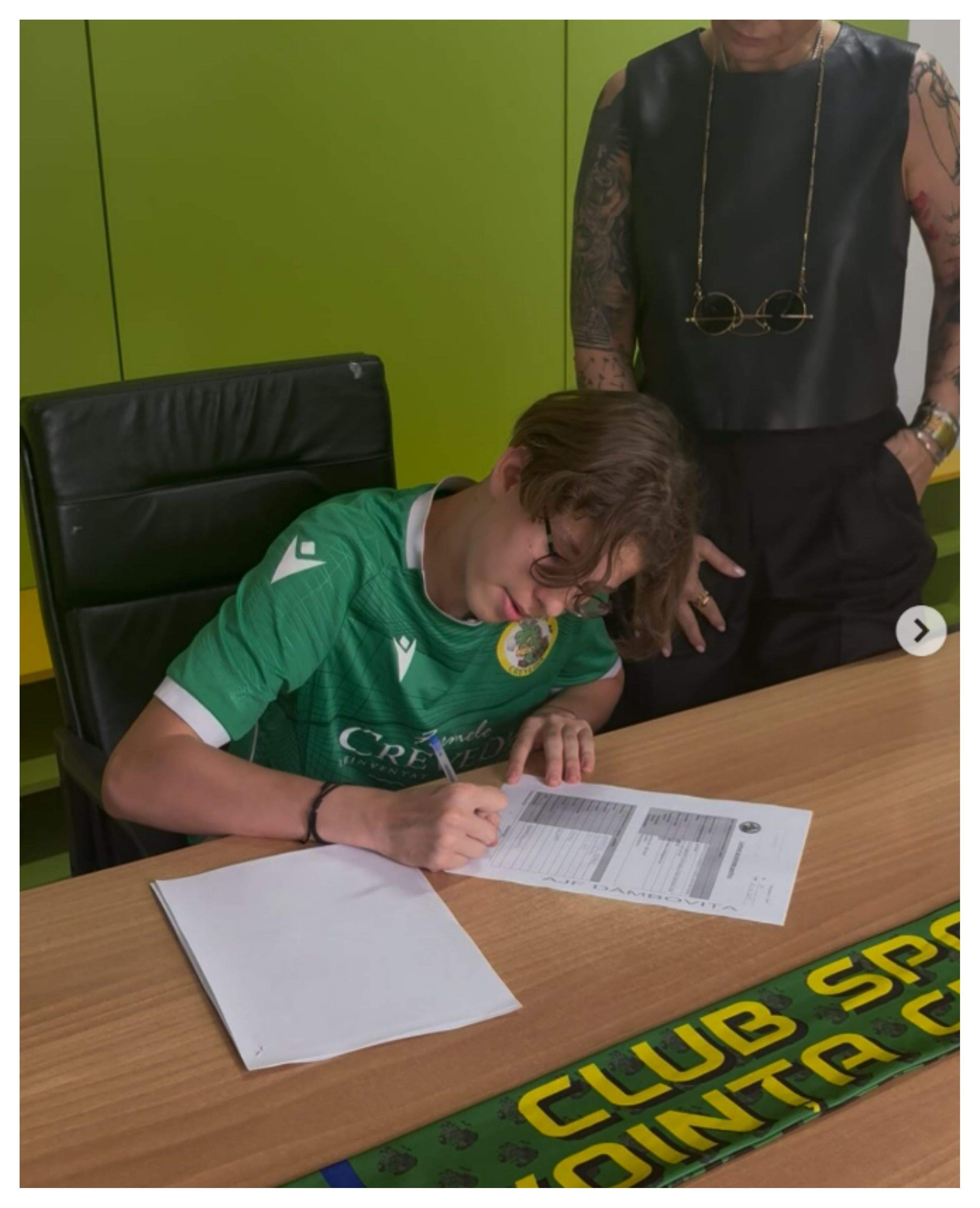 Laurențiu Reghecampf Jr. a semnat primul contract cu o echipă de fotbal. Mesajul emoționant pentru mama lui. „Îți datorez totul și promit să te fac mândră”