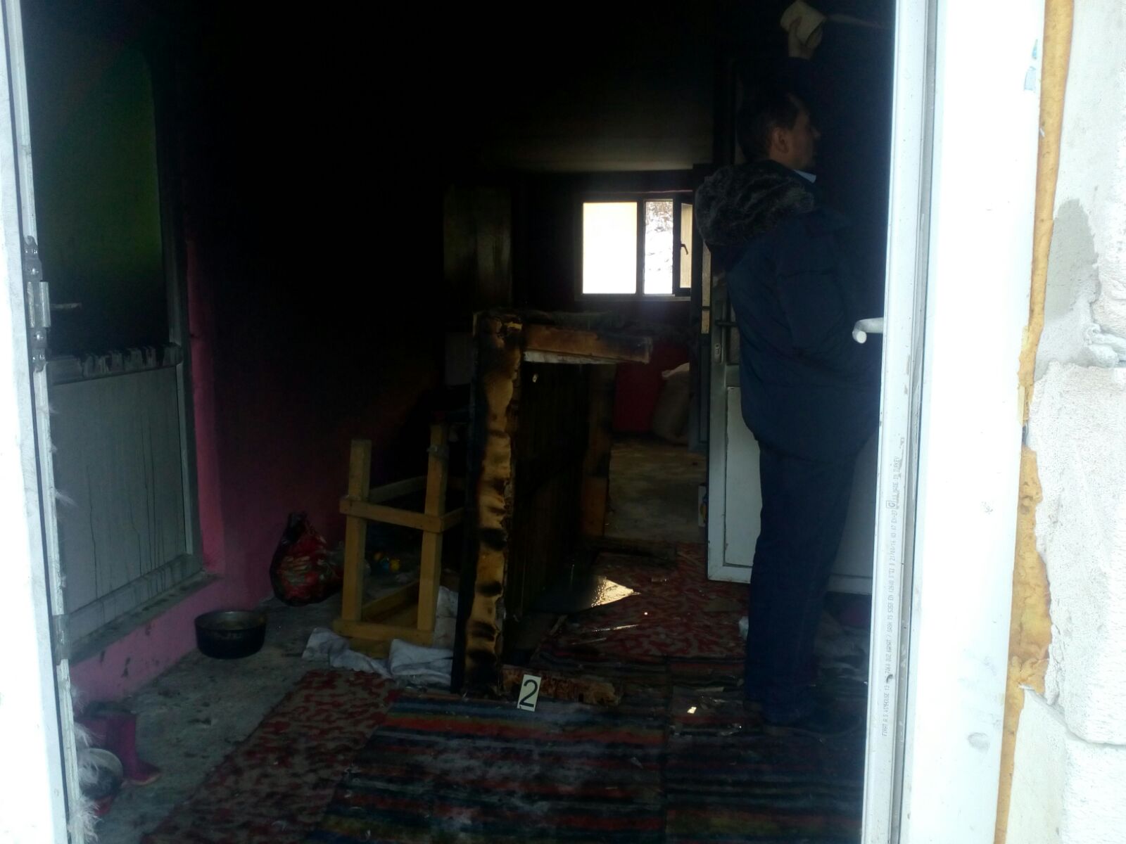 FOTO| Doi copii mici din județul Vaslui, răniți grav într-un incendiu izbucnit în locuință. Micuții erau singuri acasă