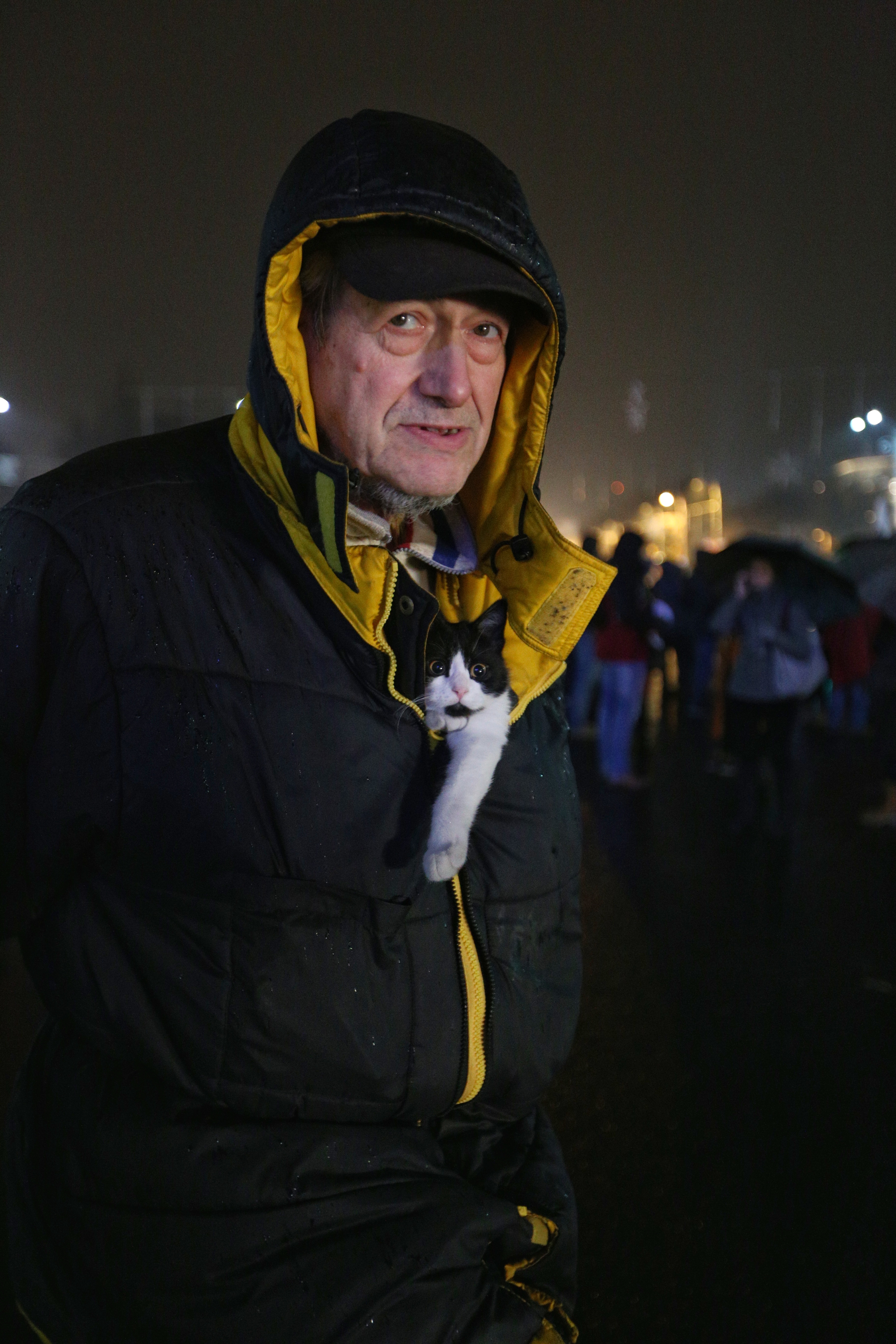 UPDATE. Protest în Piața Victoriei, de 1 Decembrie. Peste 2.000 de oameni s-au adunat la Guvern - VIDEO