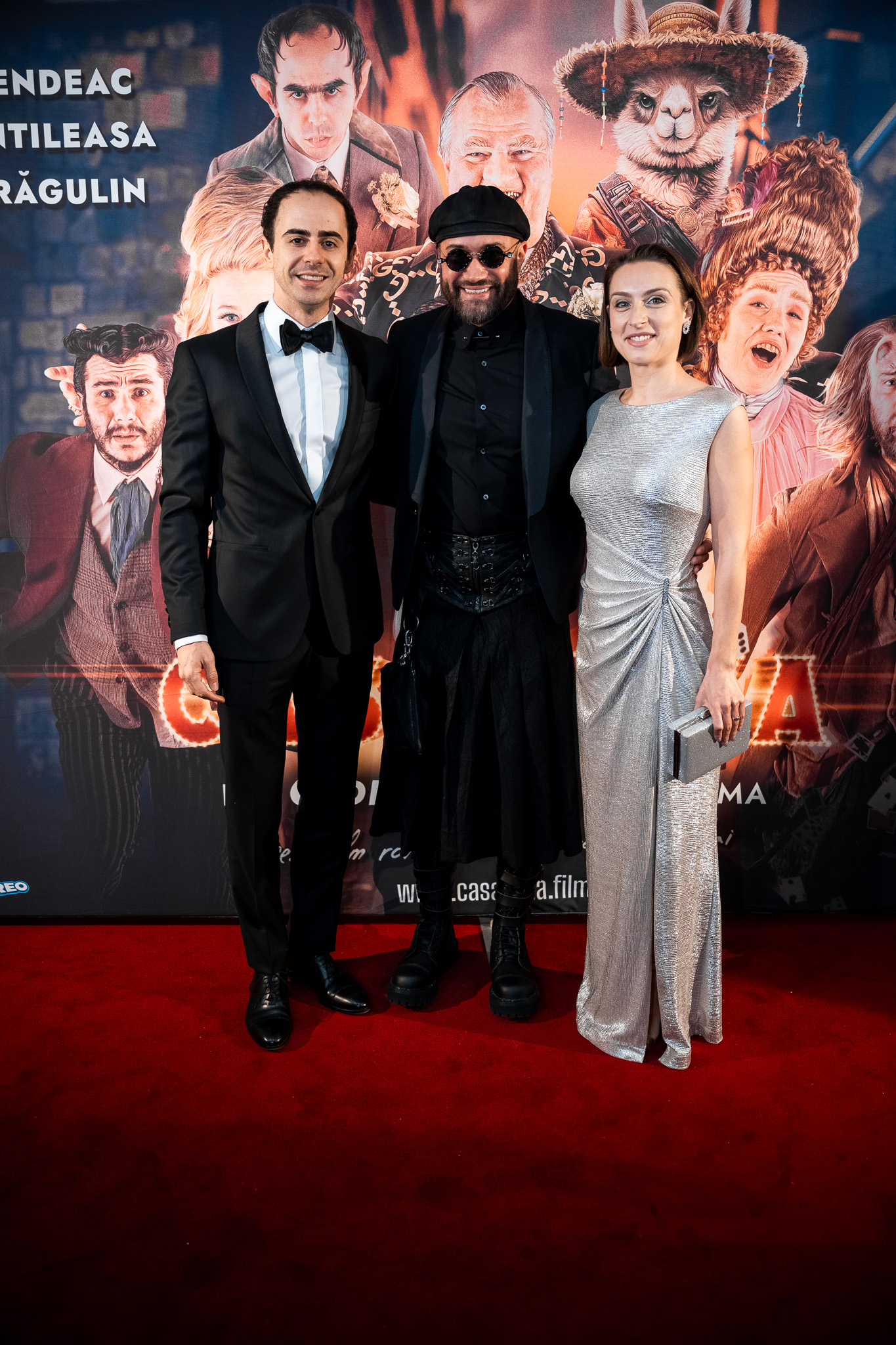 Cine l-a ajutat pe Mihai Bendeac să se îmbrace în fustă la premiera filmului „Căsătoria”. Ținutele purtate de ceilalți actori
