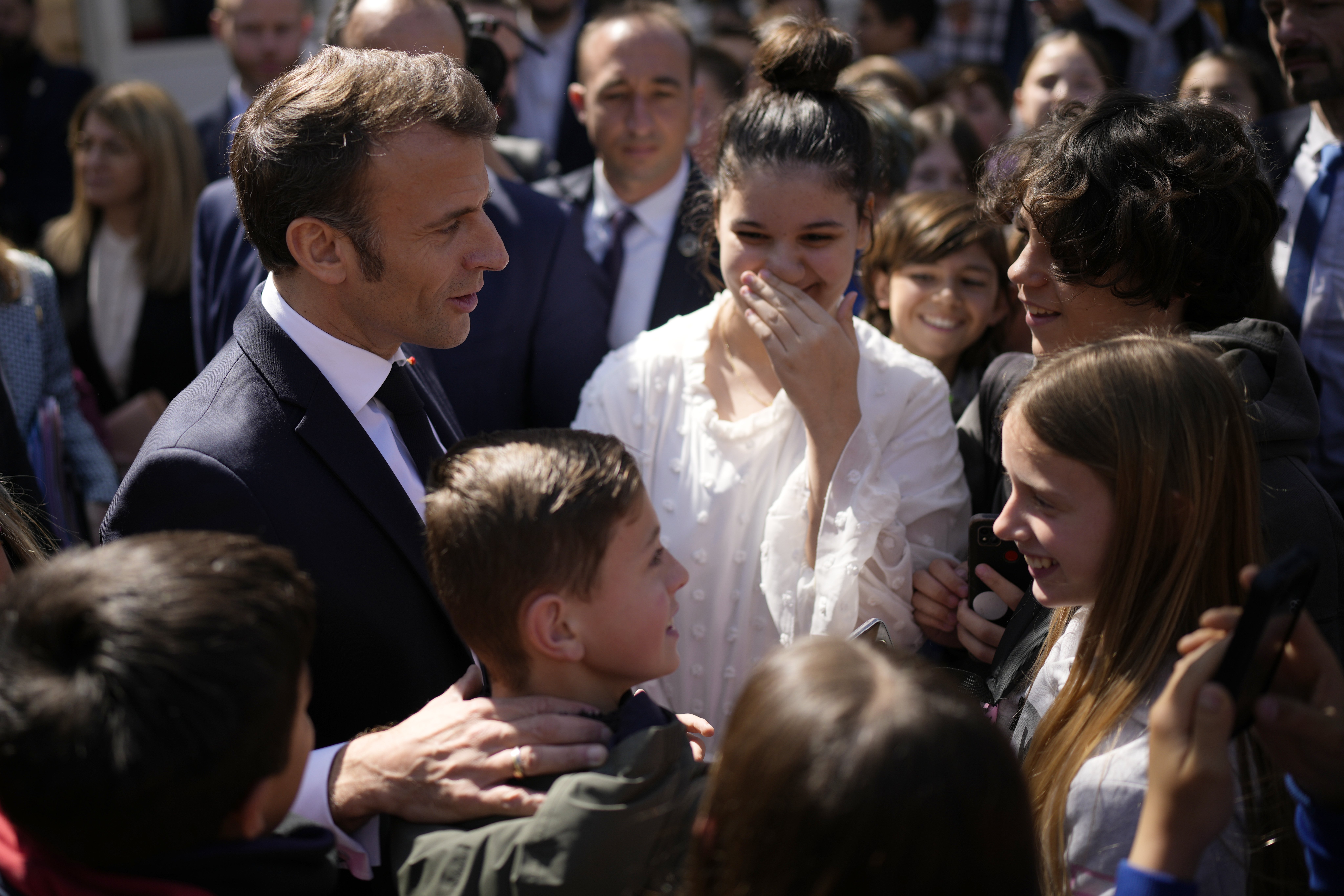 O nouă zi de proteste față de legea pensiilor în Franța. Vizita lui Macron în teritoriu, întâmpinată cu manifestații și huiduieli