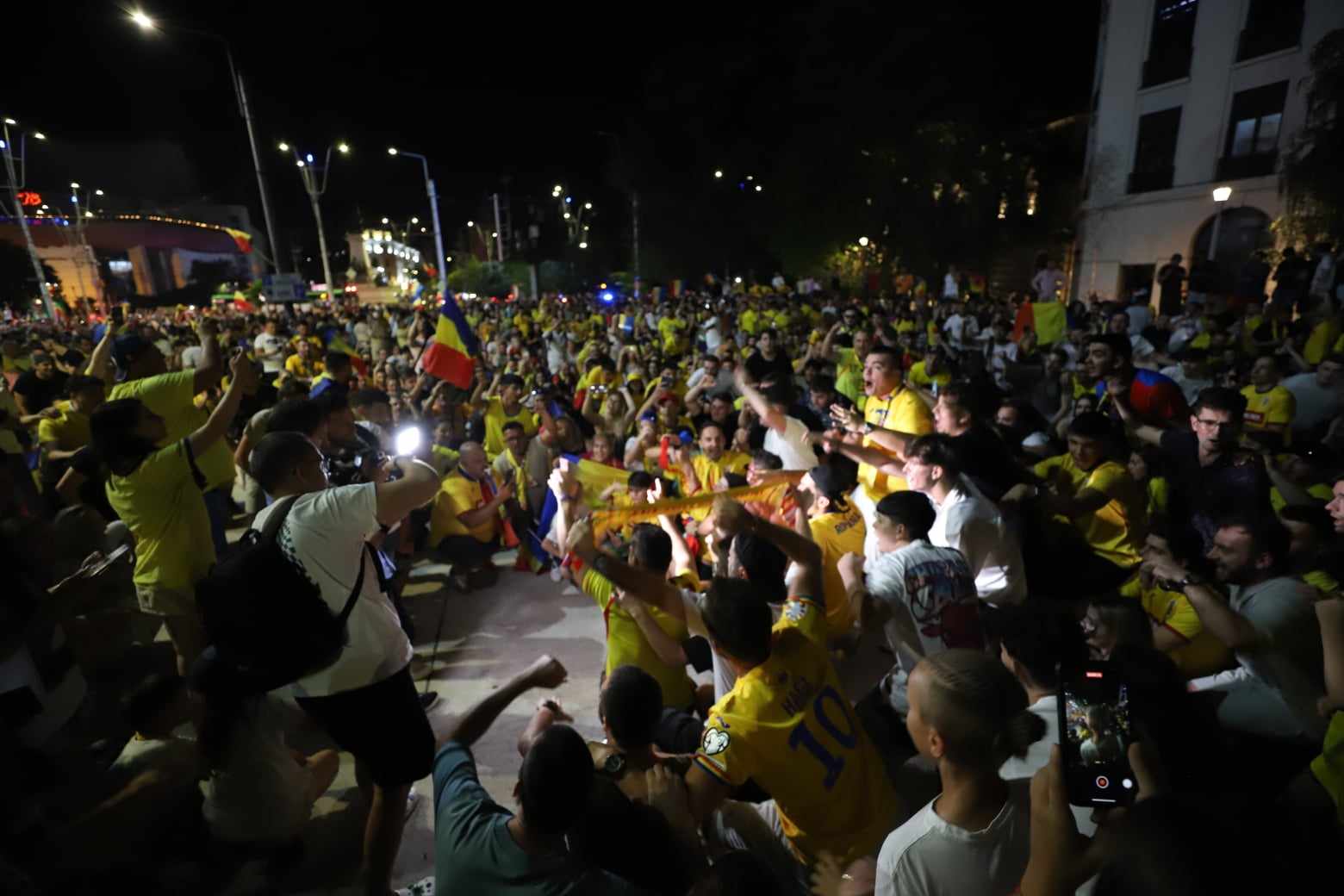 Sărbătoare și la București! Atmosferă incendiară în Piața Universității după ce tricolorii s-au calificat în optimi la Euro 2024