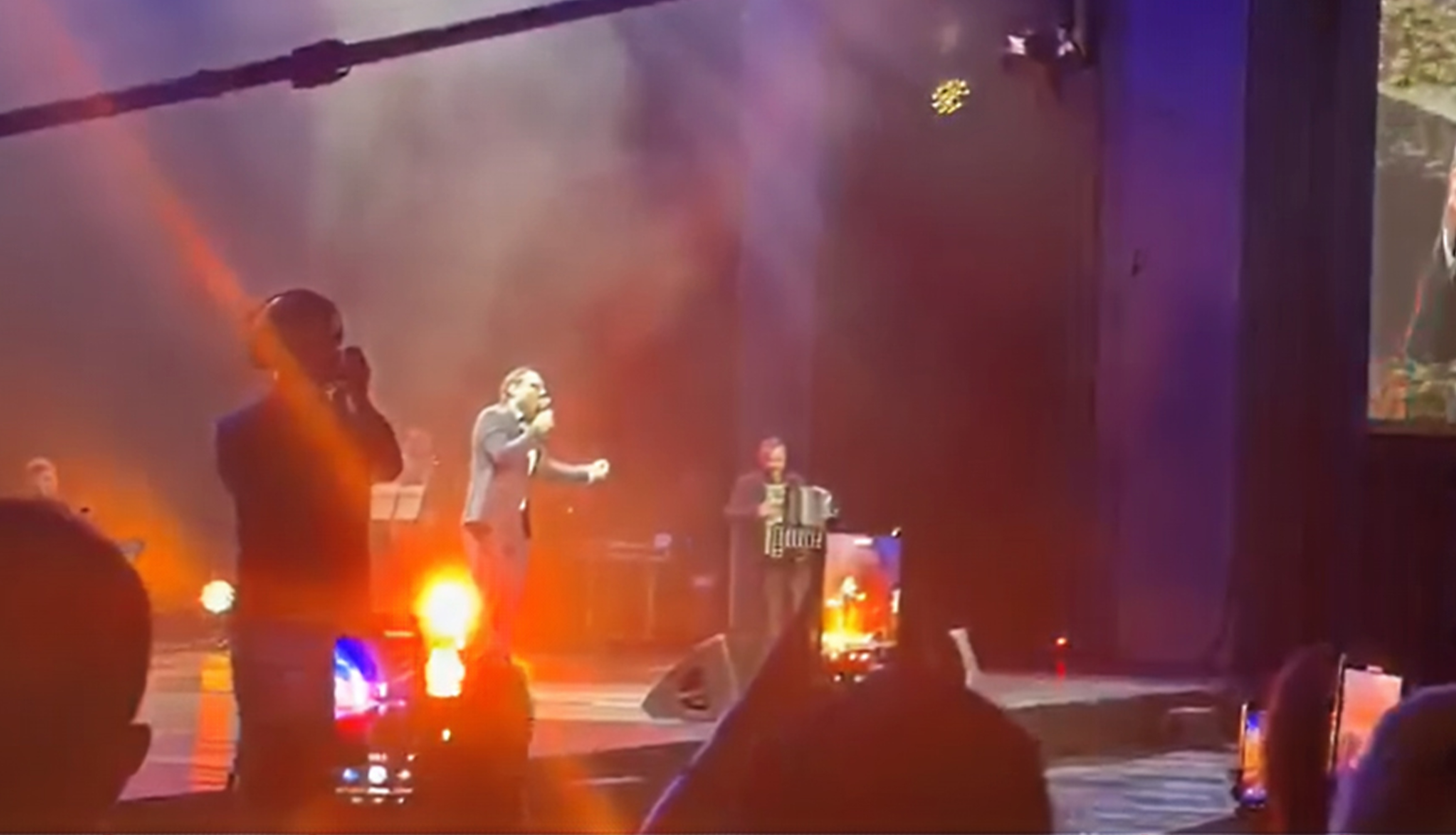 Darko Lazić rasplakao udovicu Tome Zdravkovića na koncertu u Sava Centru