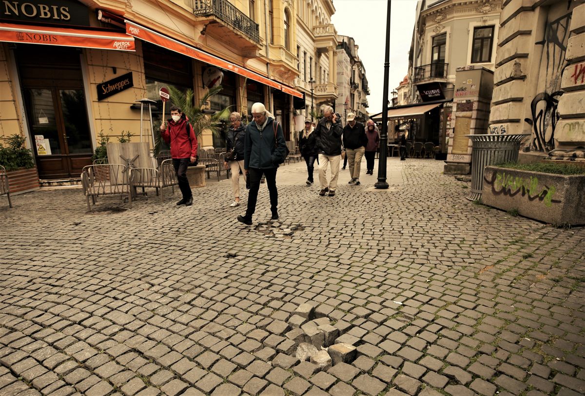 A plecat primarul, au plecat și muncitorii. În Centrul Vechi se lucrează la schimbarea pavajului doar când e Nicușor Dan prin zonă