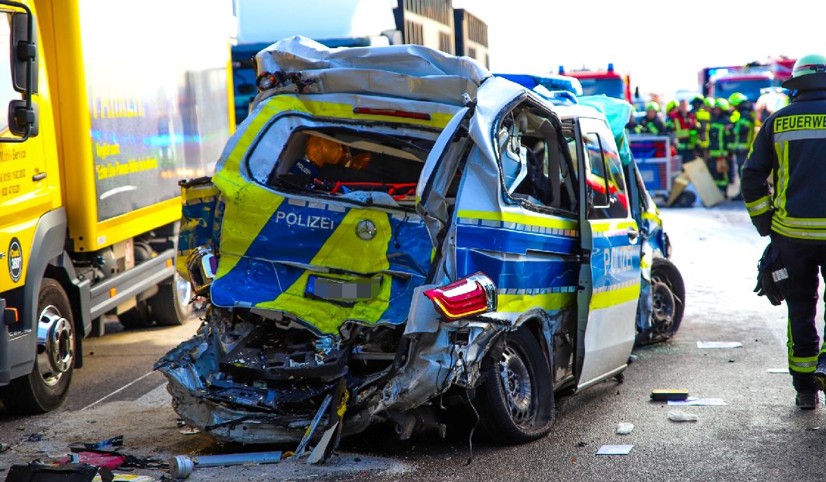 Doi ofițeri erau în mașina de poliție făcută praf de un șofer de TIR care conducea doar capul tractor, pe o autostradă din Germania