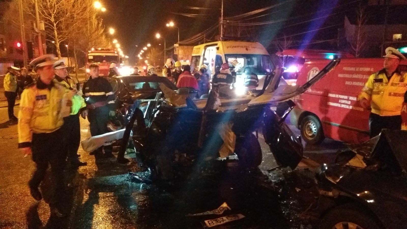 UPDATE/Carambol la semafor, aseară, în zona Băneasa. O persoană a murit, trei sunt grav rănite