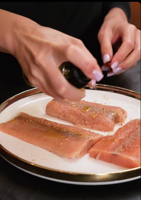 Rețeta de somon cu sos de smântână și parmezan a Andreei Ibacka. Se prepară rapid, cu câteva ingrediente