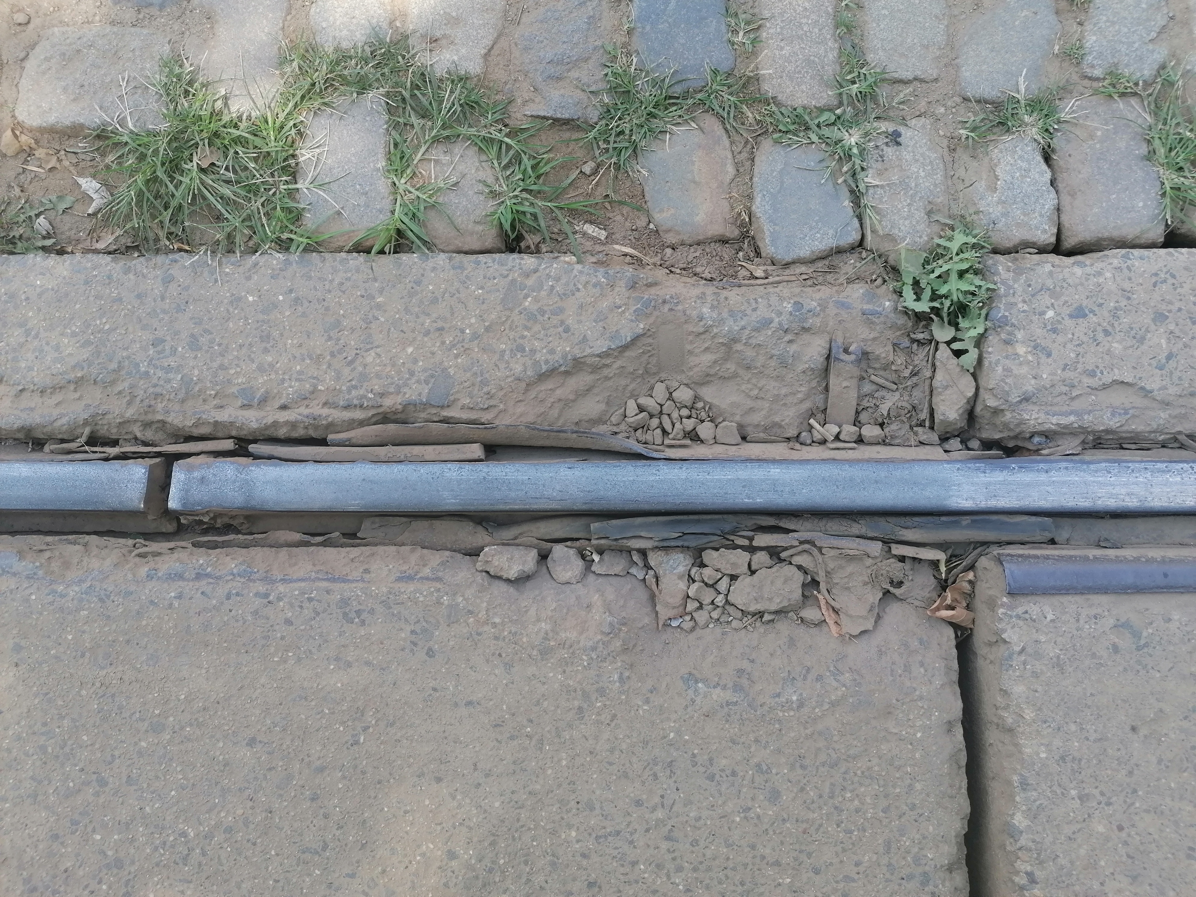 Gropi, șine rupte și segmente lipsă. Imagini cu liniile de tramvai care îi înspăimântă pe bucureștenii care vin la muncă în Pipera: „Mai bine cobor cu două stații înainte”