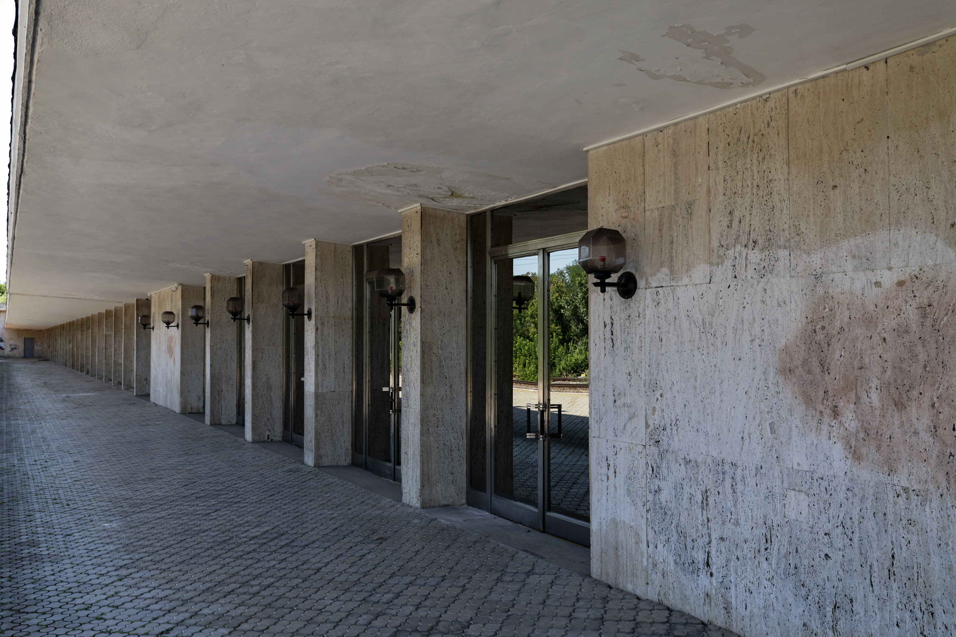 Între gloria regală și dezastrul de azi. Locul pe unde au trecut regii României a ajuns o haltă aproape pustie și distrusă de graffiti