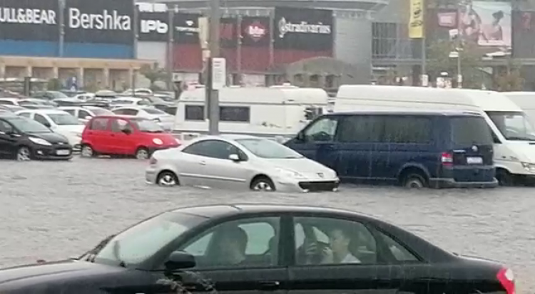 Parcarea unui mall din Cluj, inundată în urma ploii torențiale. Mai multe mașini și persoane au rămas blocate