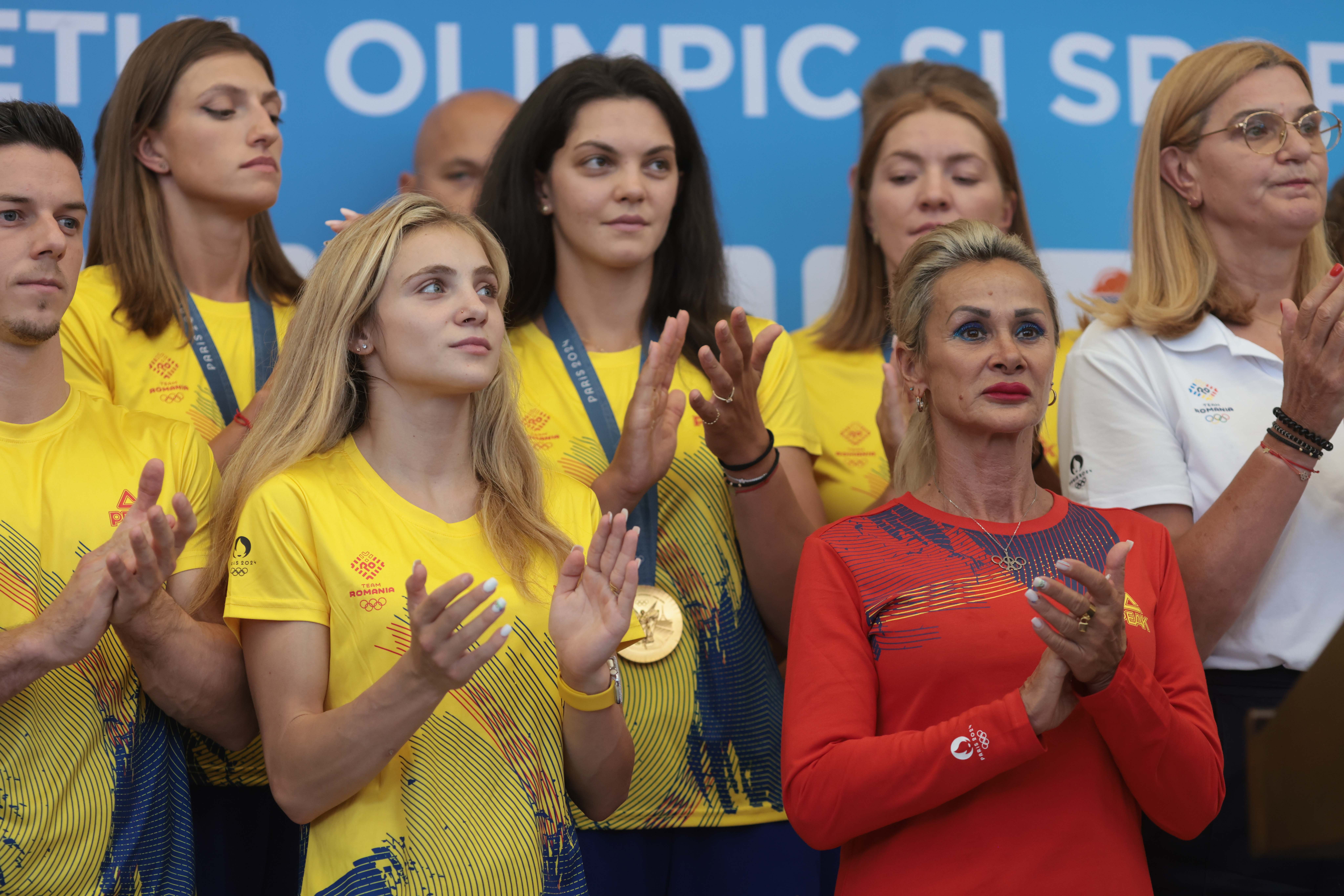 Canotorii medaliați la Jocurile Olimpice și gimnaștii s-au întors în România