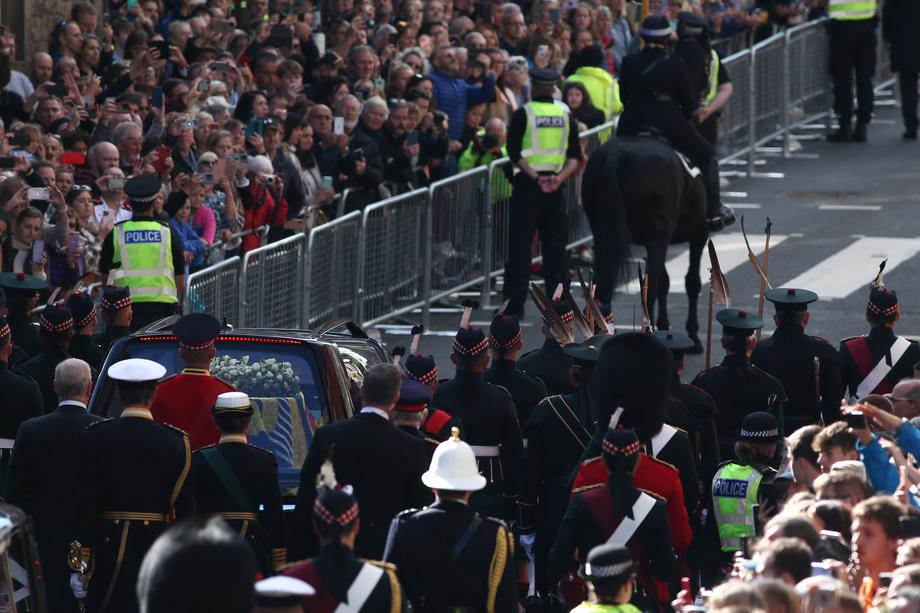 Sicriul reginei Elisabeta a II-a, depus la catedrala din Edinburgh, după o procesiune condusă de regele Charles al III-lea | VIDEO
