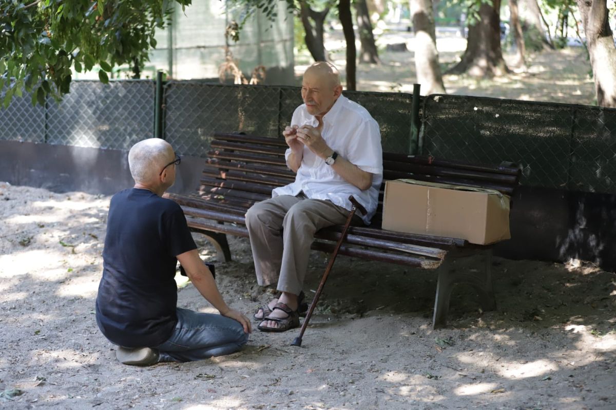 Victor Rebengiuc, la 92 de ani, surprins de fotoreporterul Libertatea în Cișmigiu: „5 lei costă o poză cu mine! Ai mărunt?”