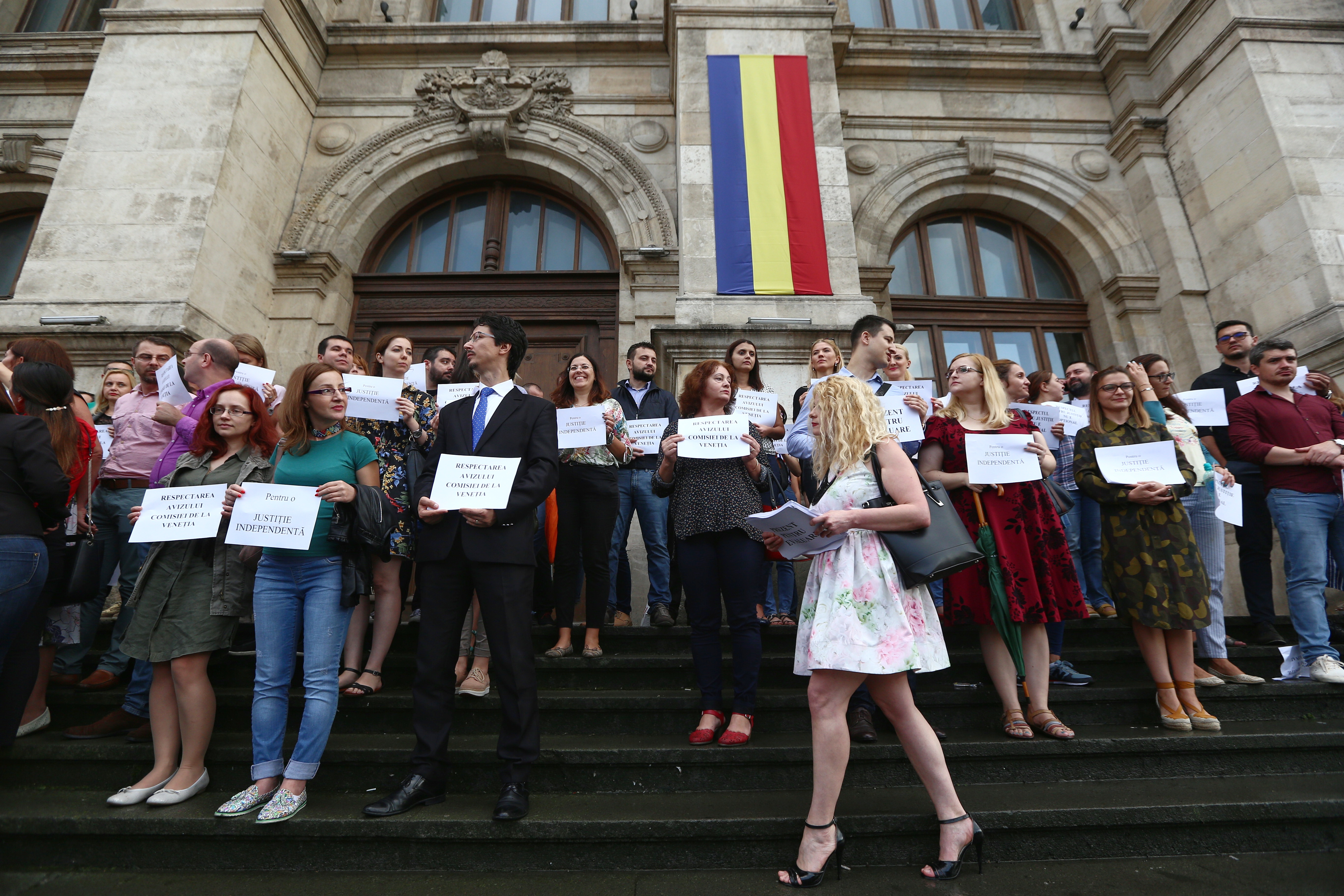 FOTO| Protestul magistraților din toată țara în fața Curții de Apel București: justiţia română este sub asalt în momentul de faţă