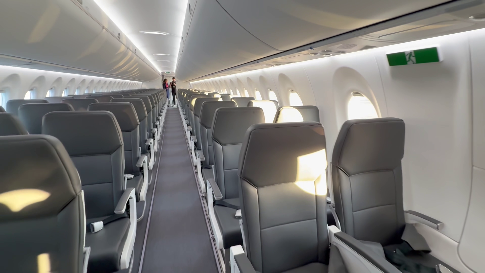 Meniu de lux în cel mai nou Airbus al unei companii românești! Libertatea a urcat la bordul noului avion de peste 100 de milioane de euro