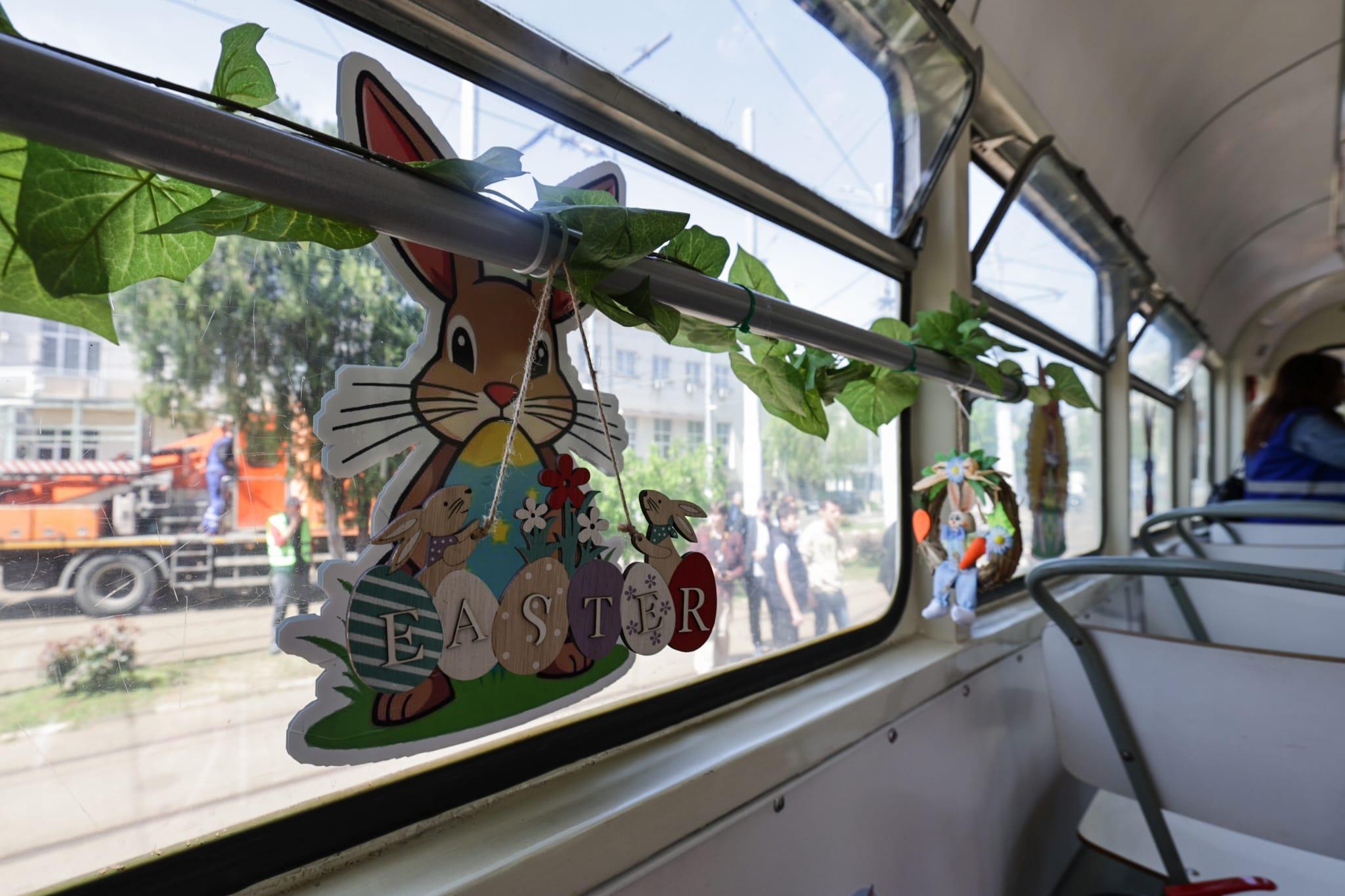În „Tramvaiul iepurașului”, controlorii STB au împărțit ouă de ciocolată în loc de amenzi: „Mi-a plăcut că ne-au dat dulciuri și erau iepuri lipiți peste tot”