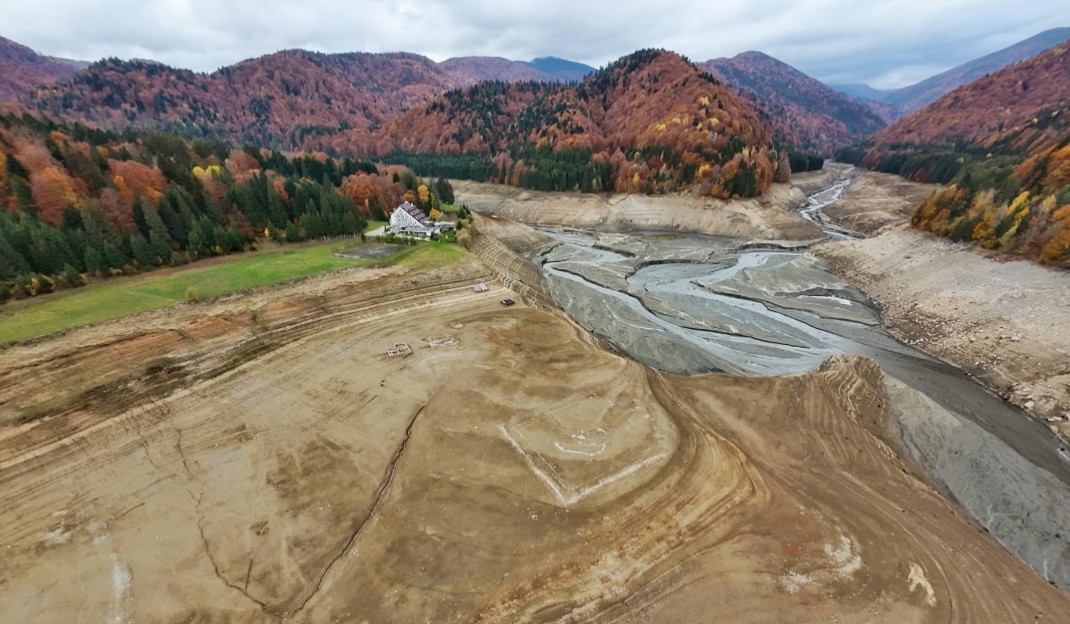 Când se reumple lacul Vidraru: a fost adus inclusiv un elicopter la baraj