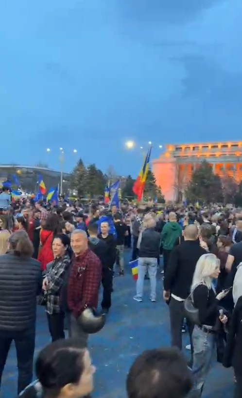 Tudor Chirilă a fost la Mitingul EuRo din Piața Victoriei. Ce a transmis artistul, care s-a plimbat printre manifestanți: „Ăștia, săracii, au venit pe banii lor”