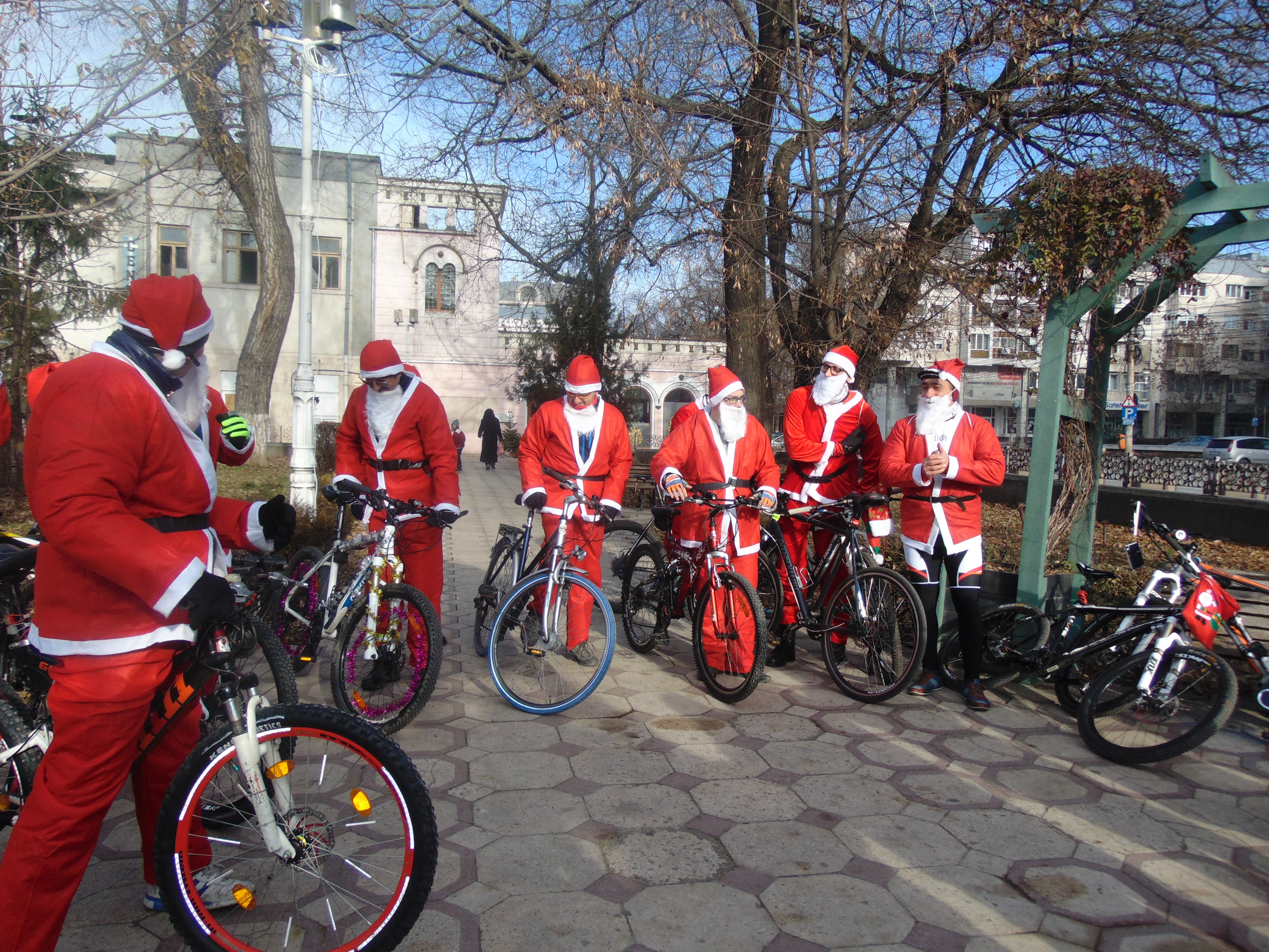 Moș Crăciun a dat sania pe bicicletă și a împărțit dulciuri celor mici. Pe unde se plimbă ciclo-moșii /GALERIE FOTO