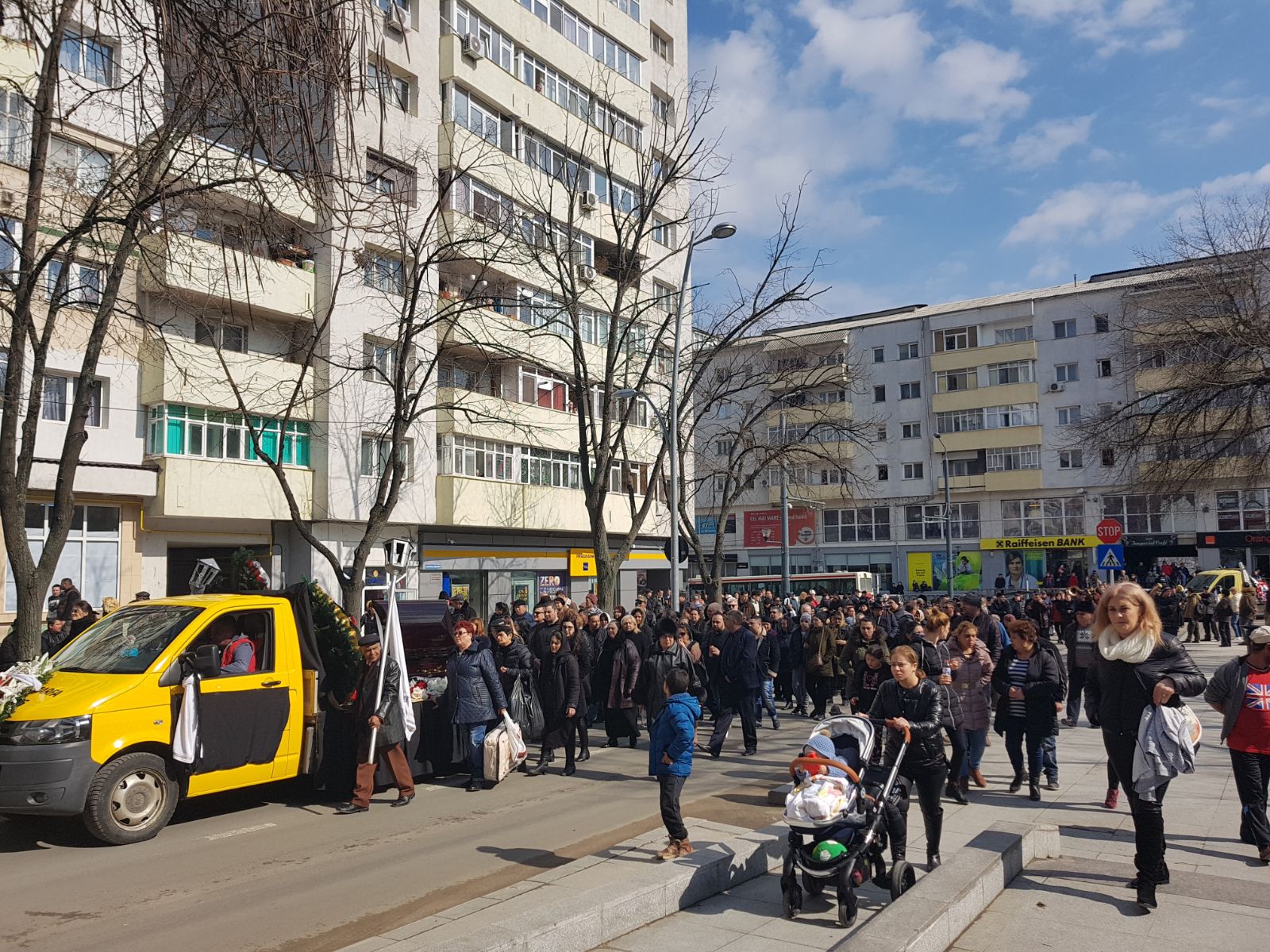 FOTO/ Liderul țiganilor din Moldova, înmormântat la Vaslui. La procesiune au fost mii de oameni, iar traficul a fost perturbat