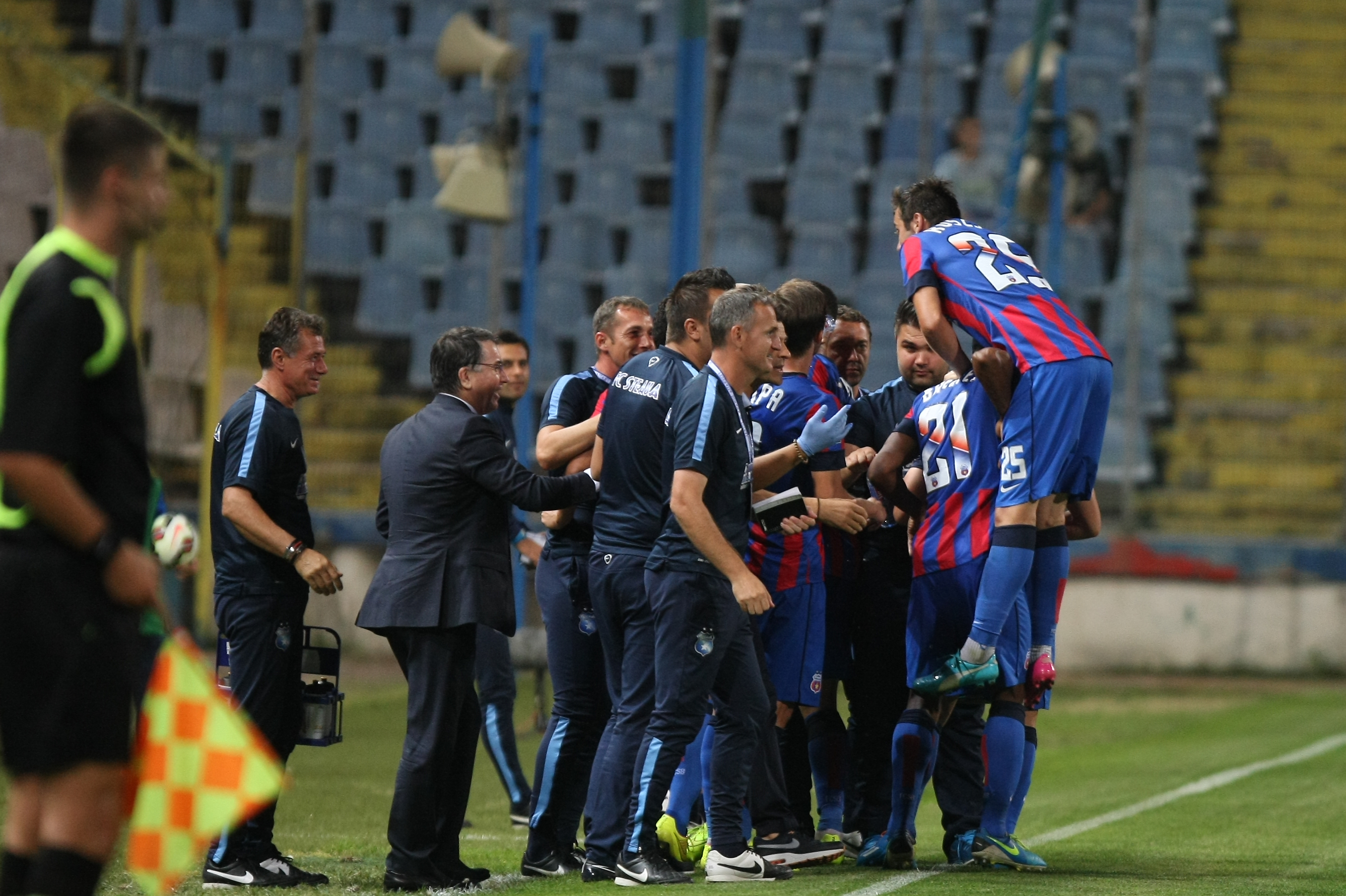 VIDEO & GALERIE FOTO/ Liga I: Steaua - Gaz Metan 3-1. ^ "Dublă" Keşeru. Sânmărtean a înscris  direct din corner. Steaua a urcat pe primul loc