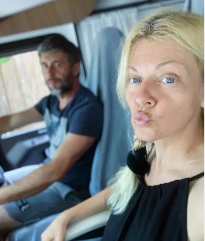 De ce nu-i iubesc unii vecini de la țară pe Dragoș Bucur și Dana Nălbaru: „Cred că venim să schimbăm satul”