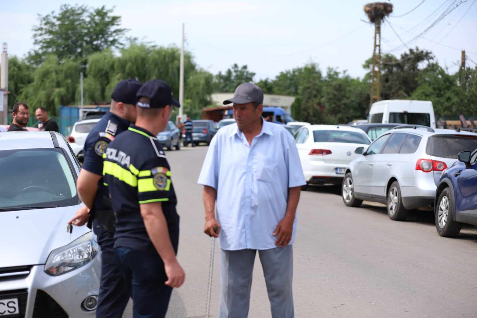 ALEGERI 2024. Secția de votare din Belciugatele, Călărași, păzită de jandarmi și polițiști, după bătaia dintre PSD și PNL de săptămâna trecută. „50 de porții de mici și o friptură la doi oameni”