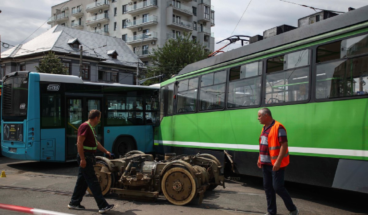 Accident între un tramvai și un autobuz STB la intersecția dintre Calea 13 Septembrie cu Strada Progresului. Cel puțin 11 persoane rănite