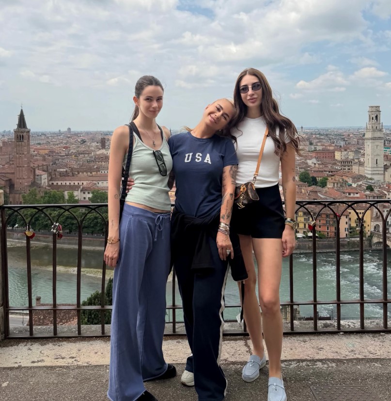 Anamaria Prodan, vacanță în Italia cu fiicele și iubiții acestora. Cu ce se ocupă Sarah și Rebecca Dumitrescu