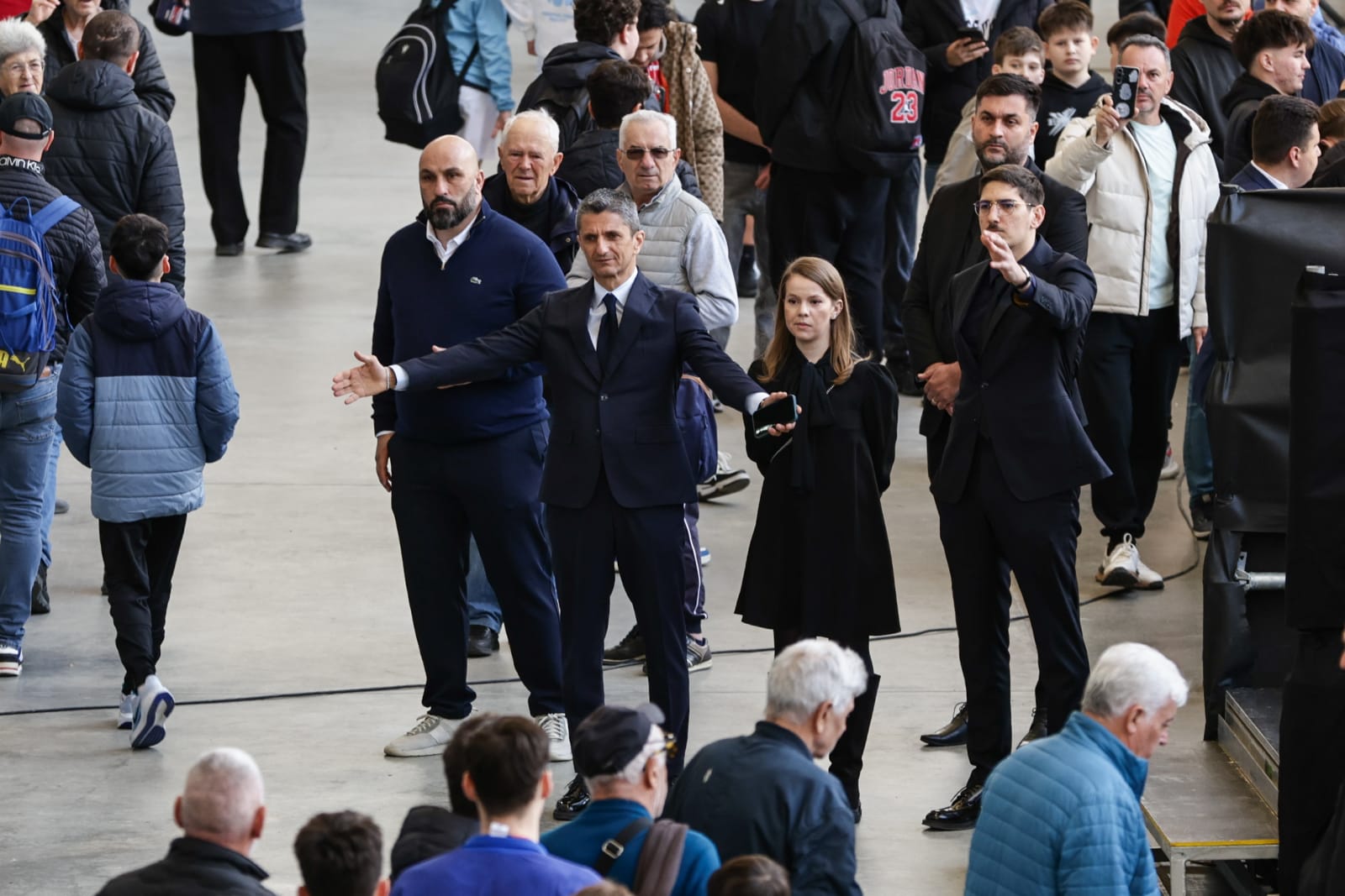Live Video Mircea Lucescu a ajuns pentru ultima oară pe Arena Națională. Sicriul cu trupul neînsuflețit al legendarului antrenor, depus pe stadion