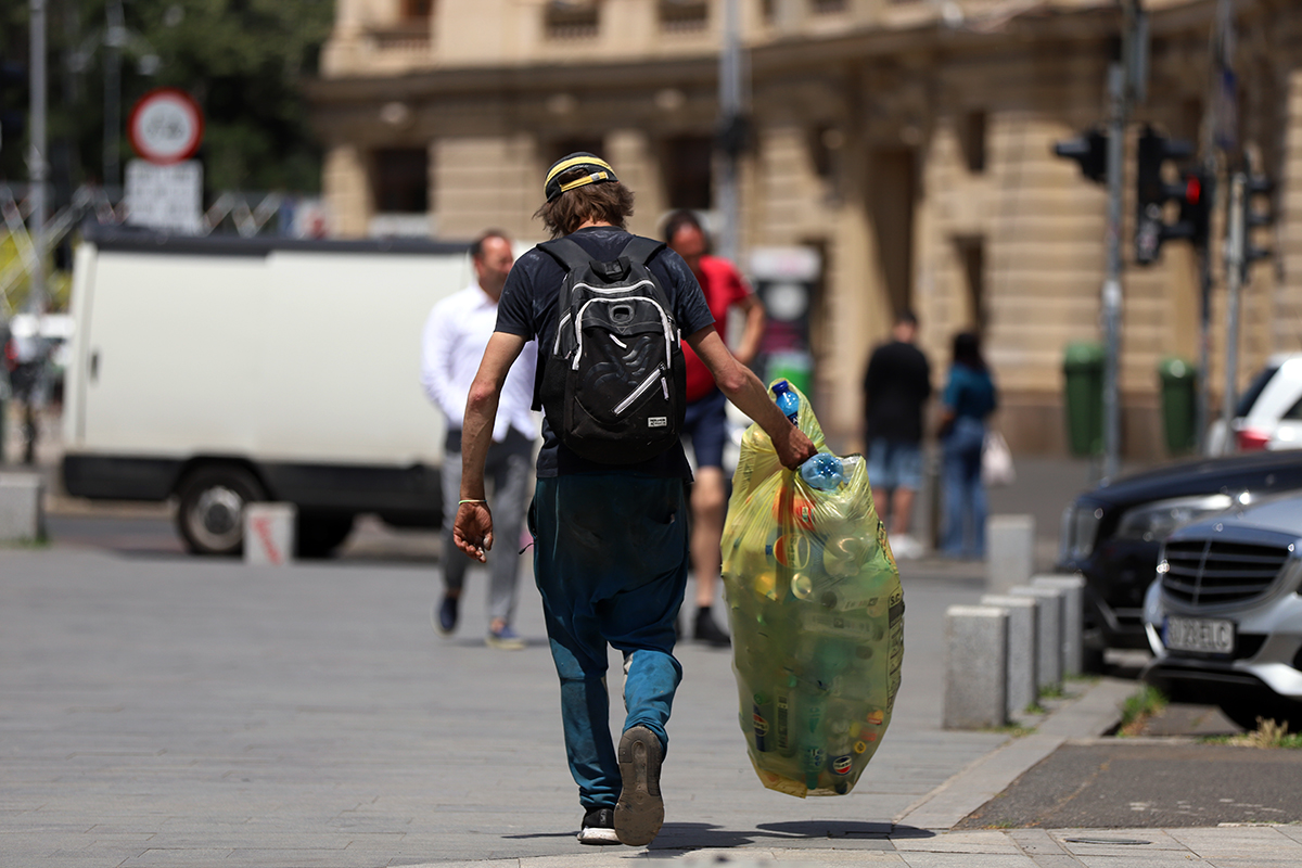 O altă față a programului de garanție-reciclare. Alergând după PET-uri prin București: „Nu dau în cap, nu tâlhăresc, sunt bani munciți! Scot un milion, un milion jumate pe zi”
