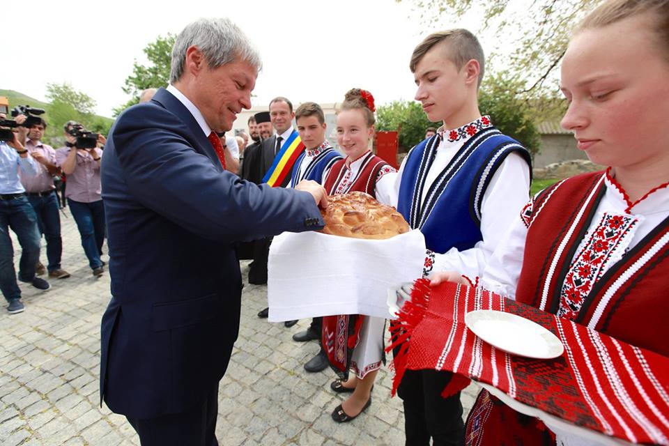 Atunci și Acum | Dacian Cioloș, inginerul agronom ajuns șef al Executivului, în prima guvernare tehnocrată a României