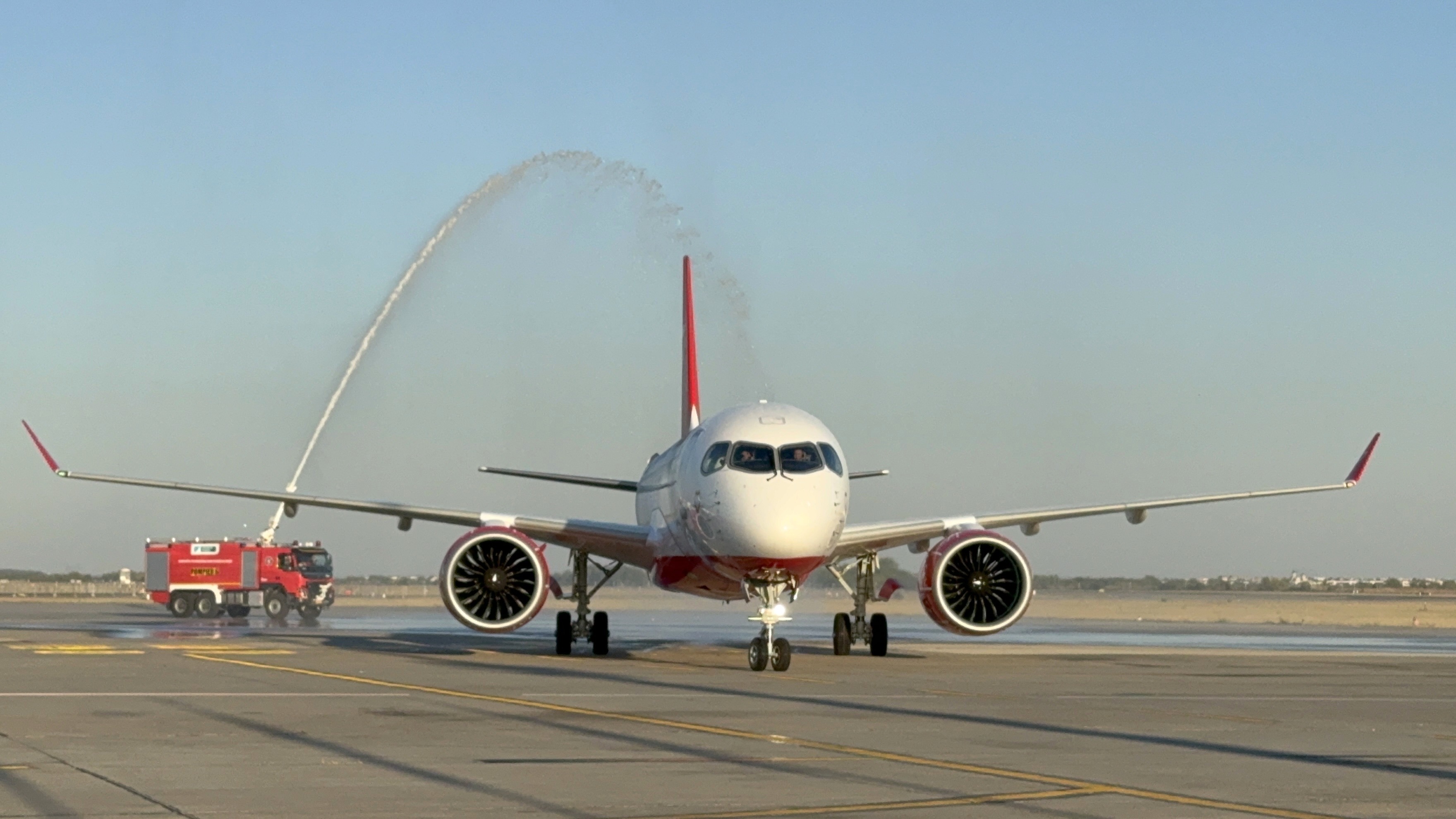 Meniu de lux în cel mai nou Airbus al unei companii românești! Libertatea a urcat la bordul noului avion de peste 100 de milioane de euro