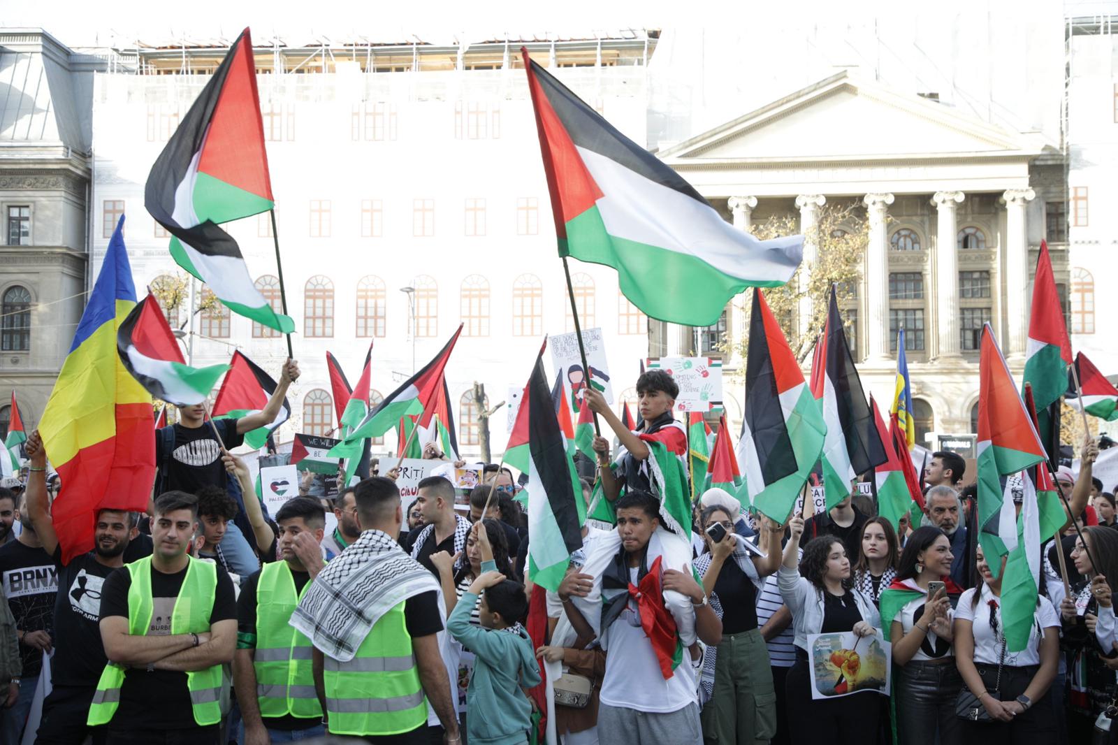 „Suntem aici pentru civili, nu pentru Hamas!” Protest pro Palestina în București. Astfel de manifestații au fost interzise în alte țări din Europa