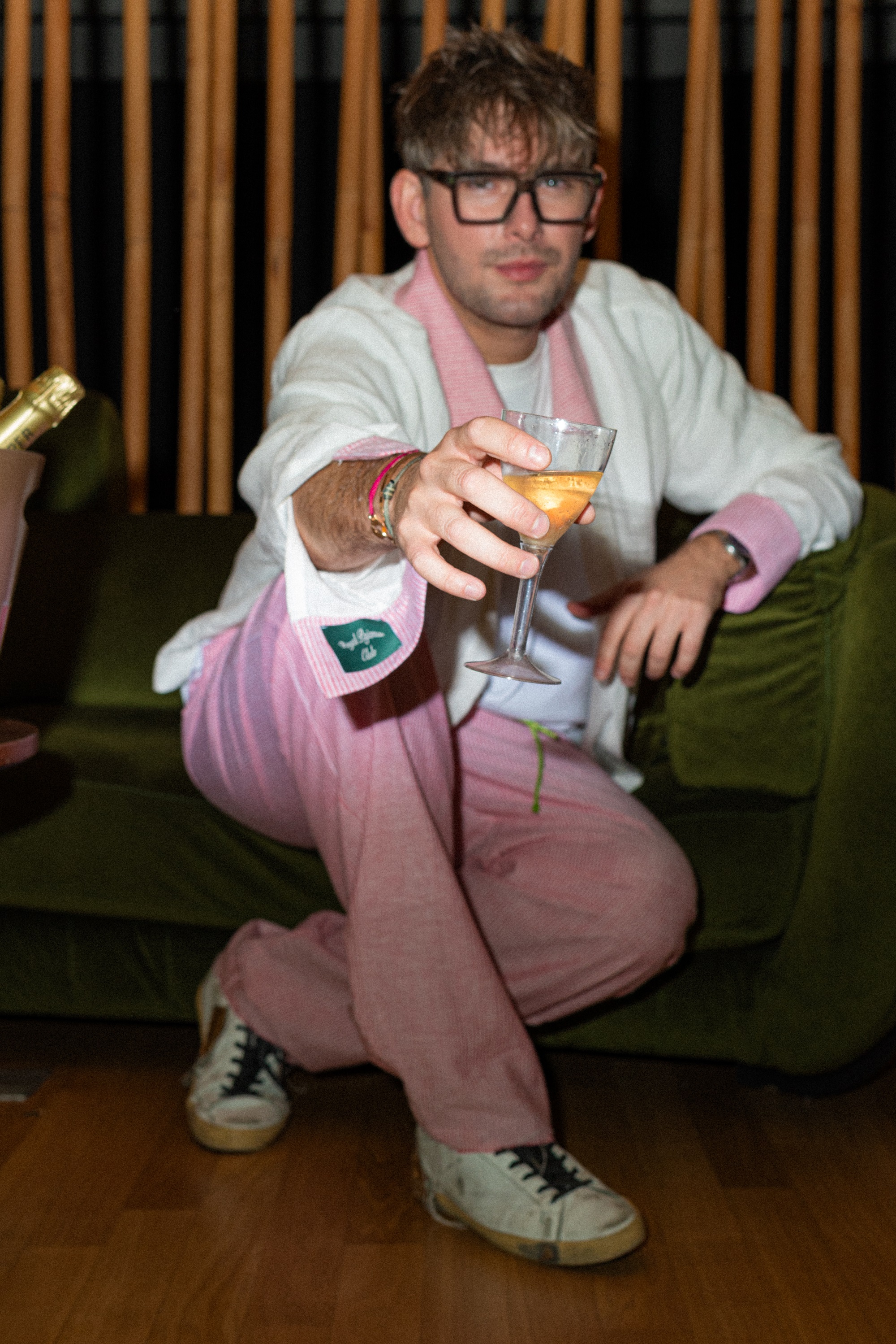 Cine e Basic Jackpot, care a lansat un podcast filmat în pat. Actorul Marius Manole a fost primul său invitat