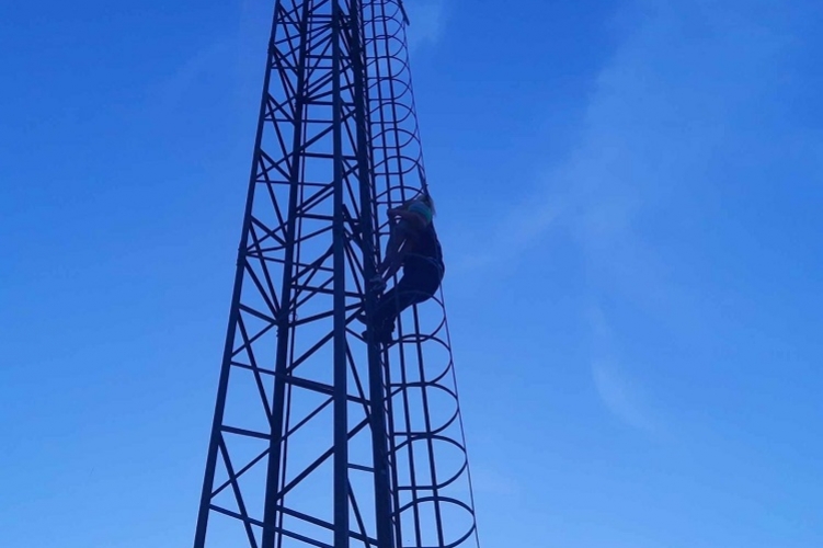 Egy percig sem habozott a hős tatabányai rendőr: 20 méteres oszlopra mászva mentett életet