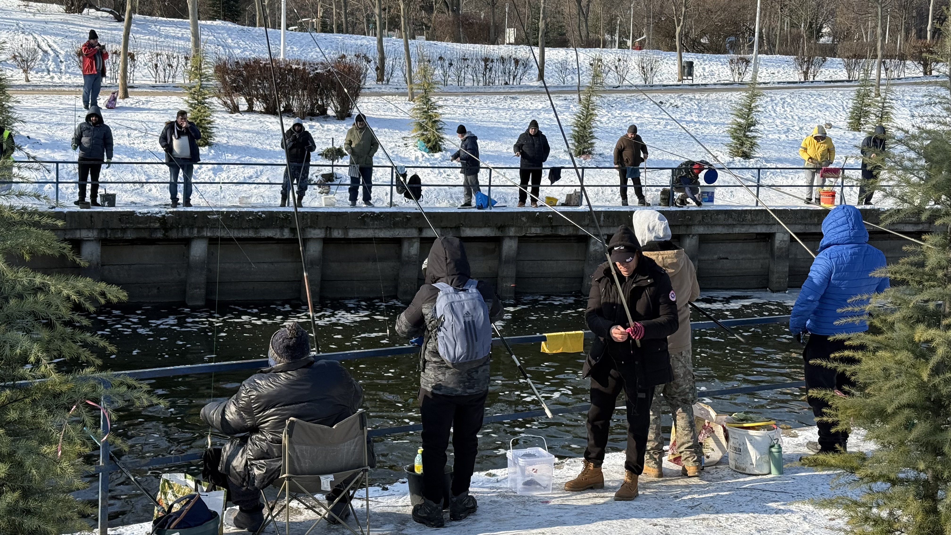 „Mi-e rușine că am muncit o viață și tot tremur pe baltă pentru mâncare”. Cum arată viața pescarilor amatori într-un weekend geros de ianuarie, în Colentina