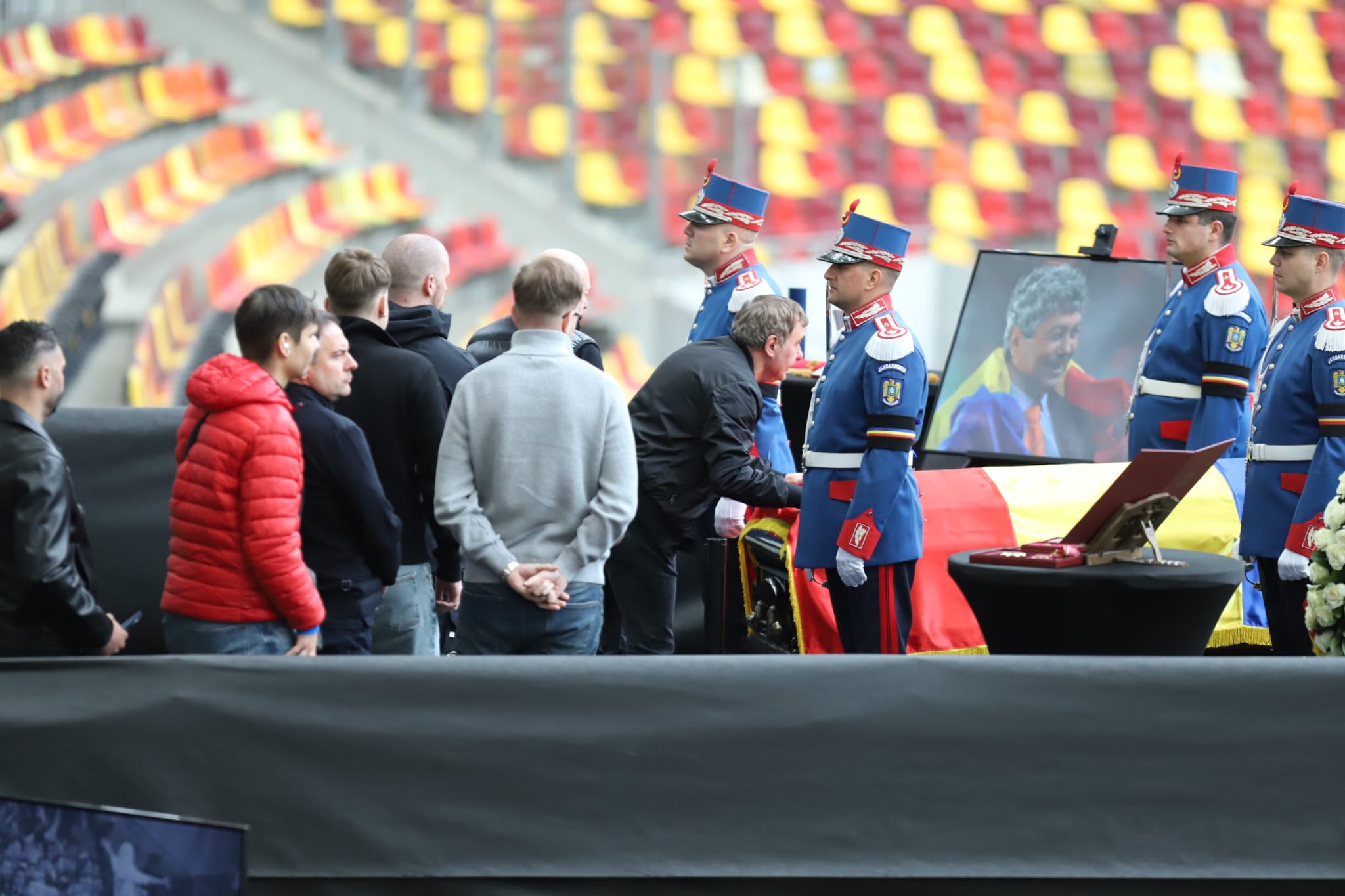 Livetext Mii de români își iau adio de la Mircea Lucescu la Arena Națională înainte de funeraliile cu onoruri militare / „Leucemia i-a provocat și grăbit sfârșitul”