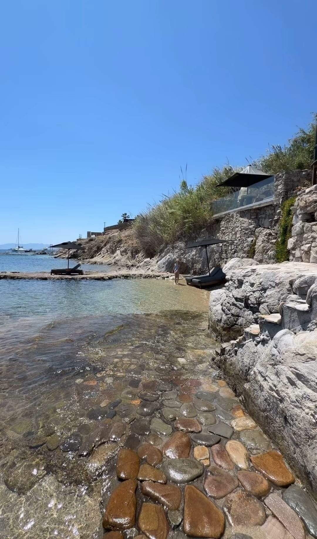 Bianca Drăgușanu, vacanță de lux în Mykonos alături de fiica ei. Cât costă o singură noapte la hotelul exclusivist ales de vedetă