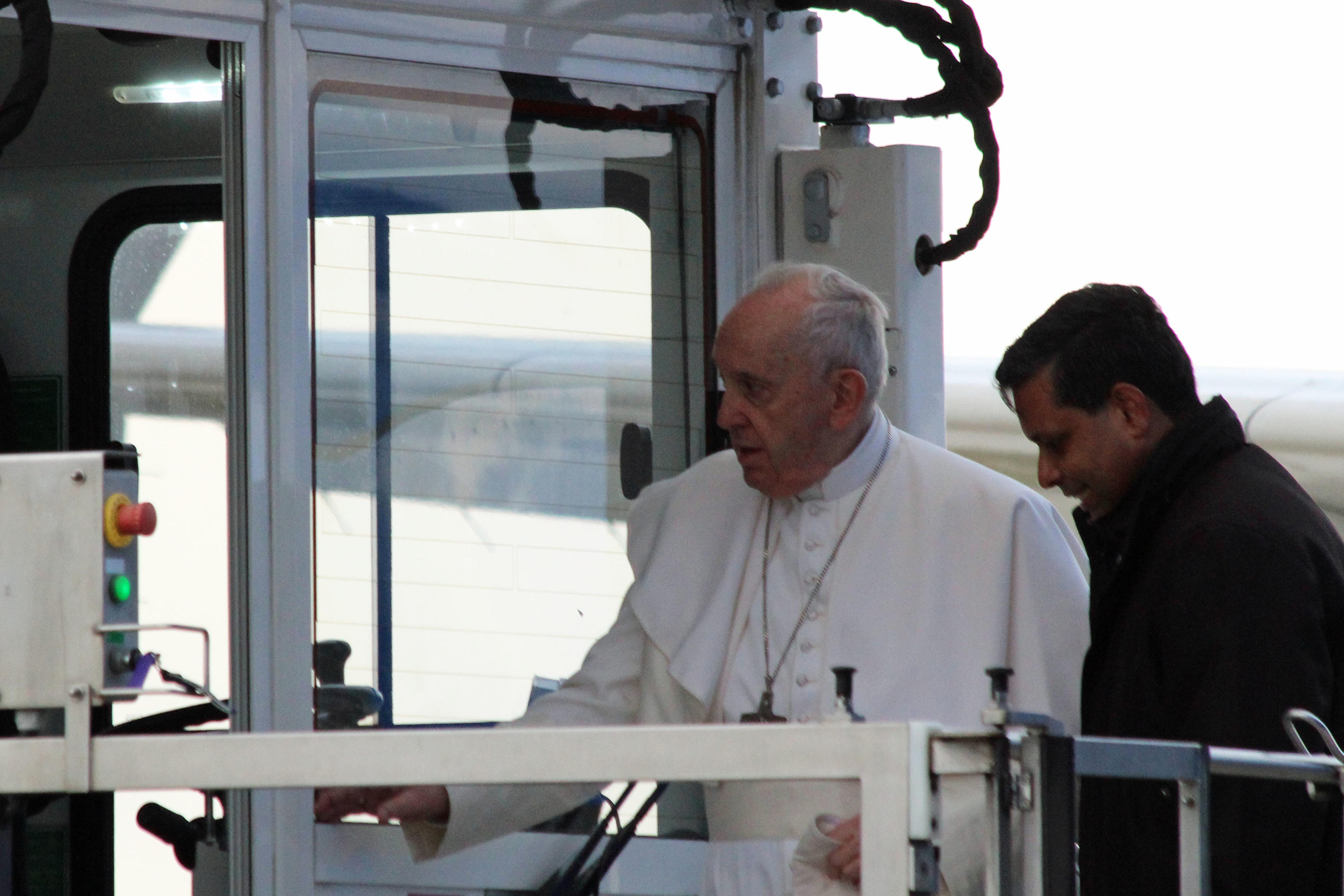 Pentru prima oară, Papa Francisc a folosit un lift pentru a urca într-un avion. Explicația Vaticanului