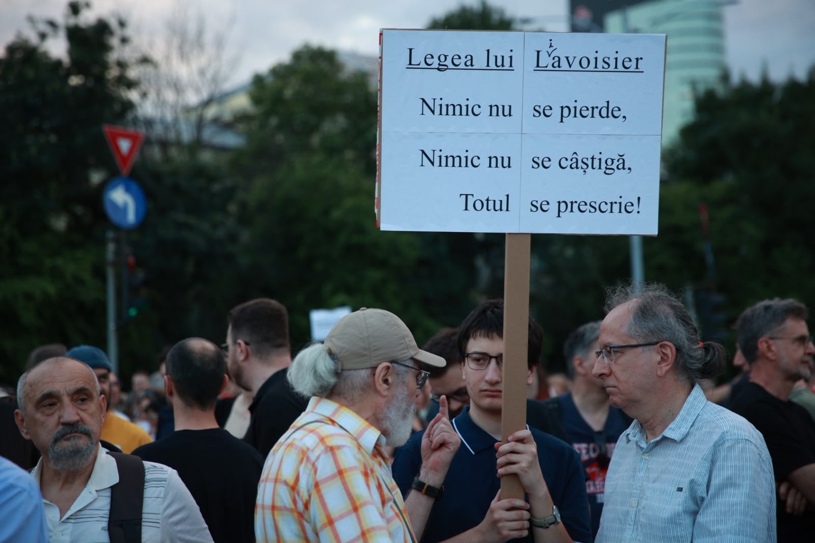 Protest în Piața Victoriei: Sute de oameni manifestă sub sloganul „România e sub asediu”. Ce cer organizatorii și ce mesaj are Jandarmeria