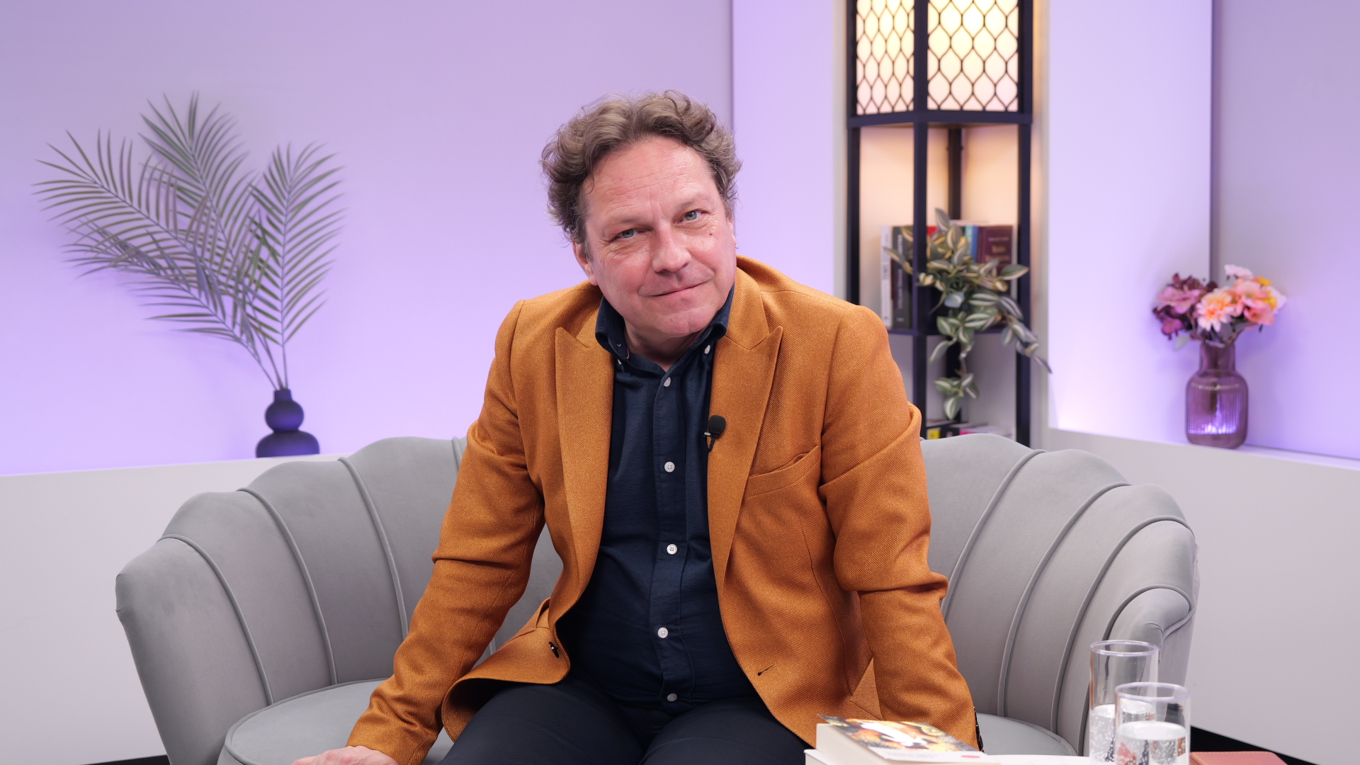 Copilăria fără jucării care l-a format pe George Ivașcu. Actorul face dezvăluiri neașteptate la „Dincolo de copertă”: „Îmi inventam jocuri”