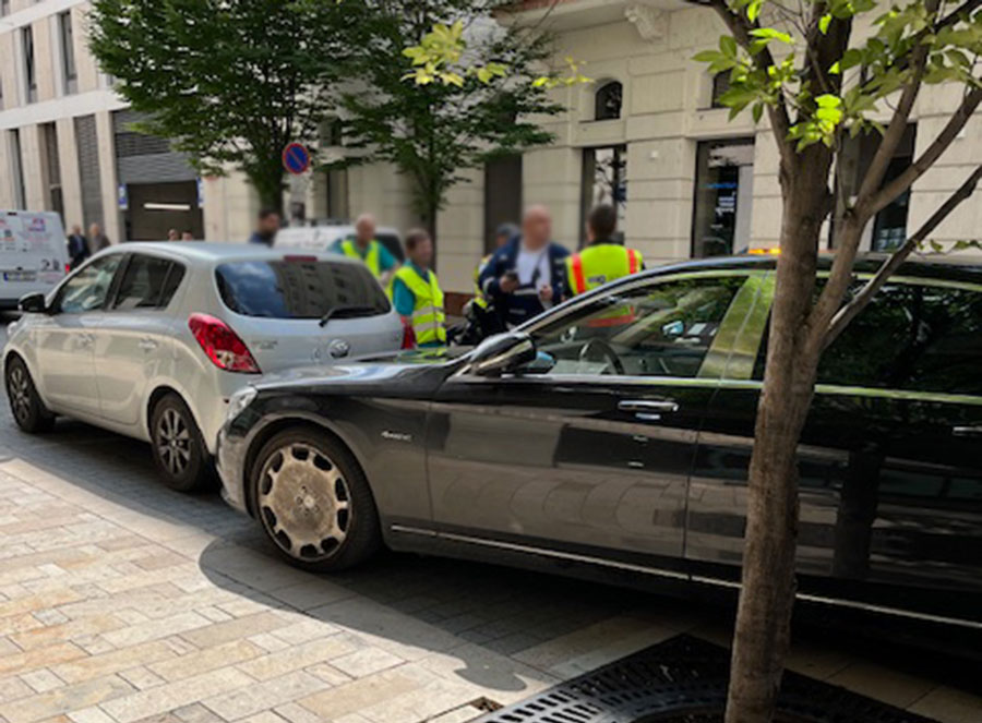 Végtelennek tűnő ideig vártak a luxus Maybach tulajára a belvárosban - a forgalom leállt a tehetséges parkolás miatt, nem is akárki állt oda - fotók