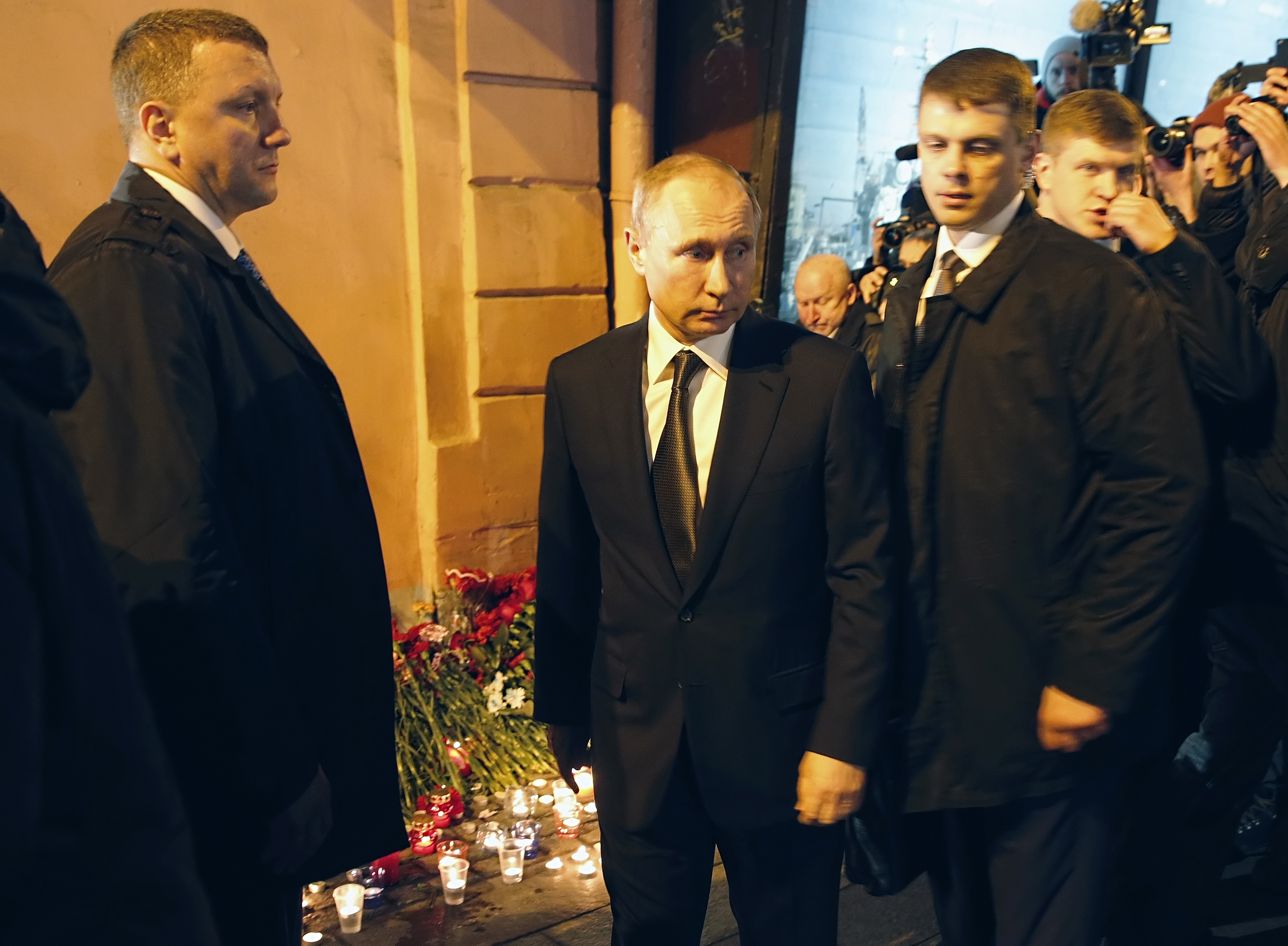 FOTO | Vladimir Putin a mers la locul exploziei din Sankt Petersburg