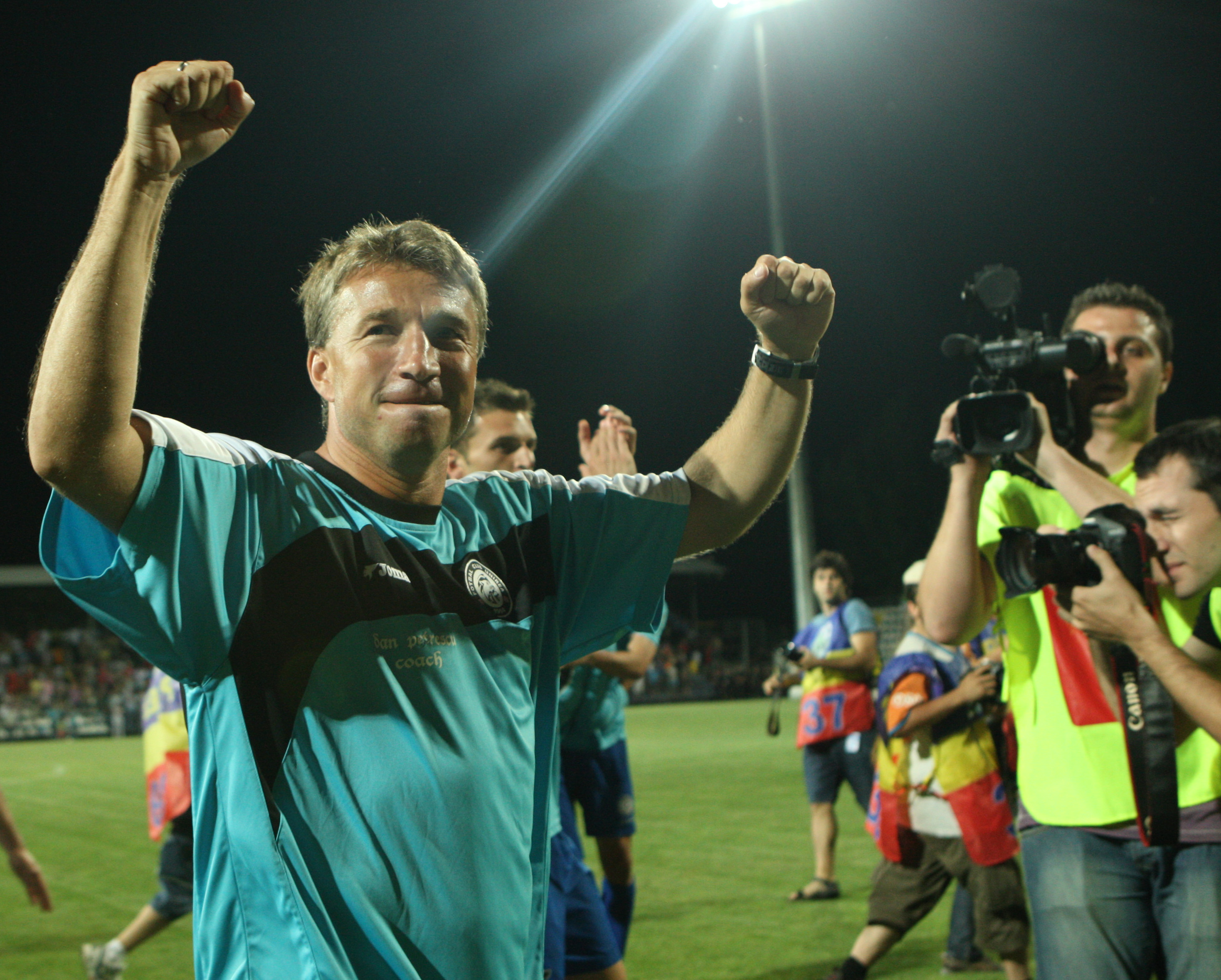 Dan Petrescu, cel mai tare antrenor din Generația de Aur. ”Bursucul”, aproape de al doilea titlu în România