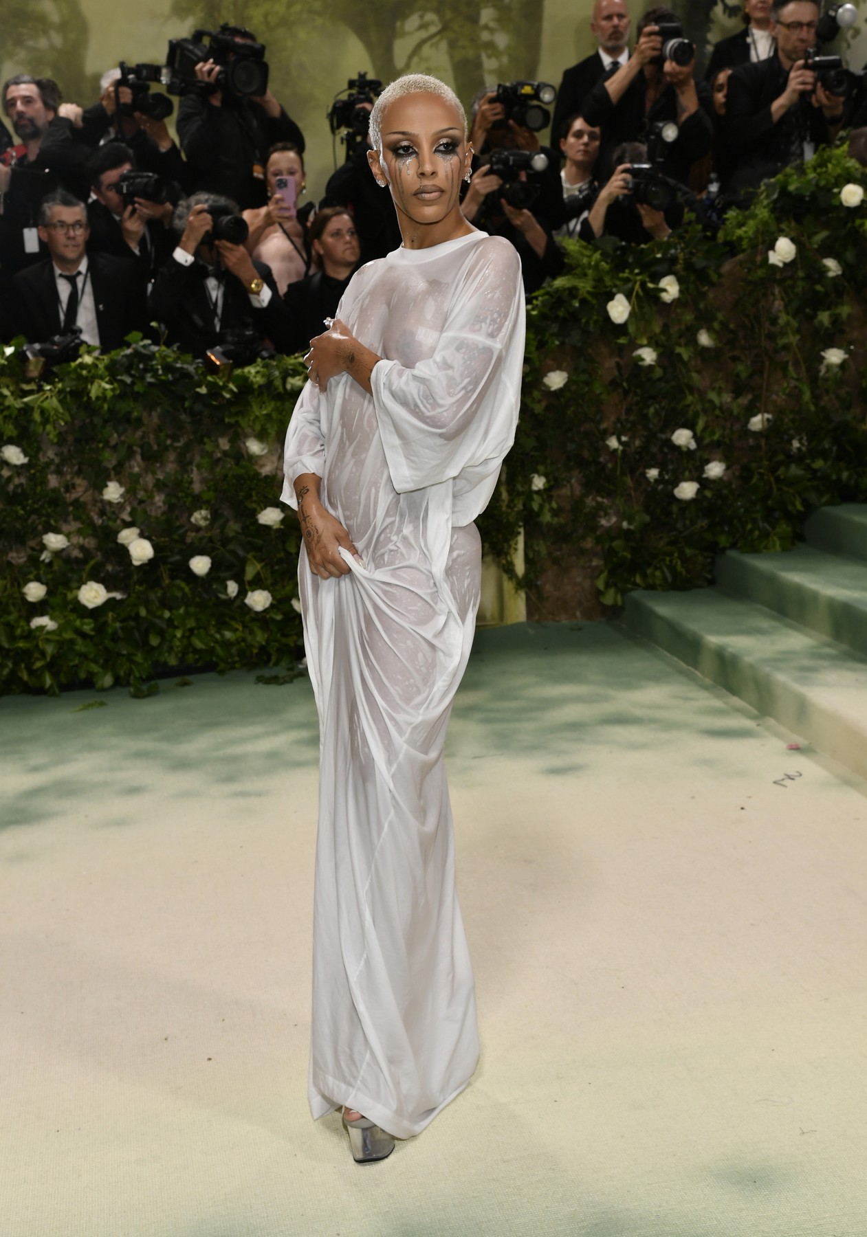 Doja Cat a apărut îmbrăcată într-o rochie udă la Met Gala 2024. De la hotelul unde a fost cazată a plecat acoperită cu un prosop