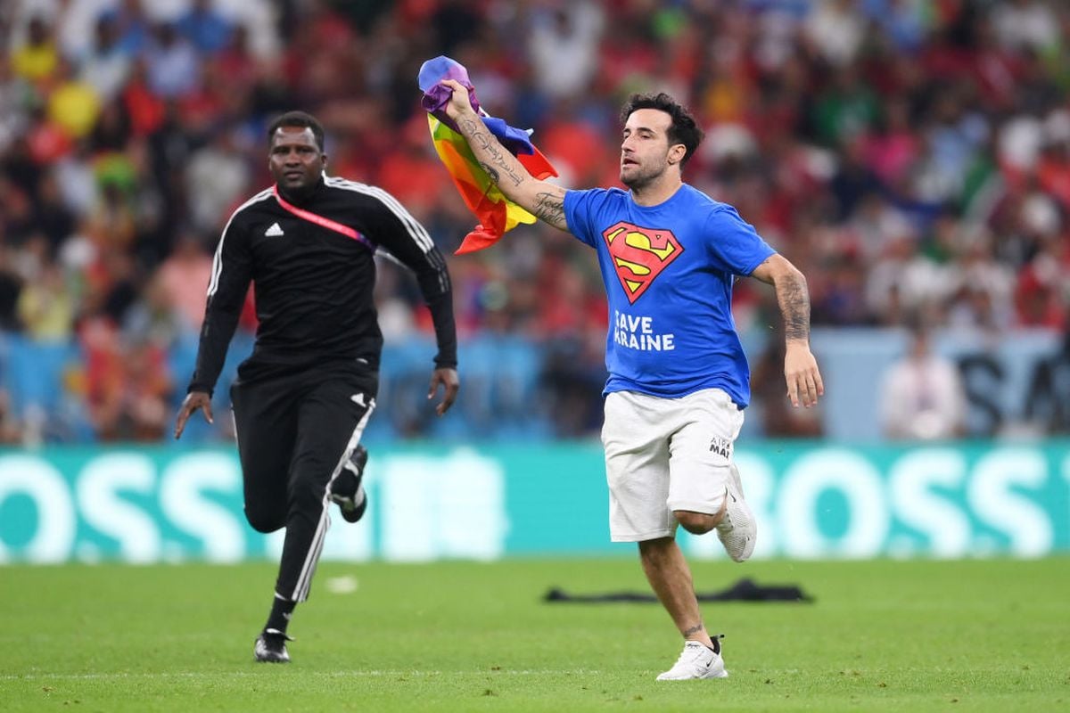 Un suporter de la Campionatul Mondial din Qatar a intrat pe teren cu steagul LGBT, în timpul unui meci. Cum a fost pedepsit