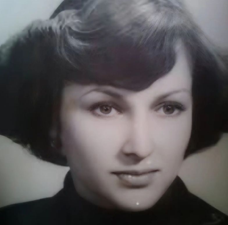Lora, mesaj dureros în memoria mamei sale: „Rareori trece o zi fără să-mi imaginez cum ar fi fost dacă o mai aveam”