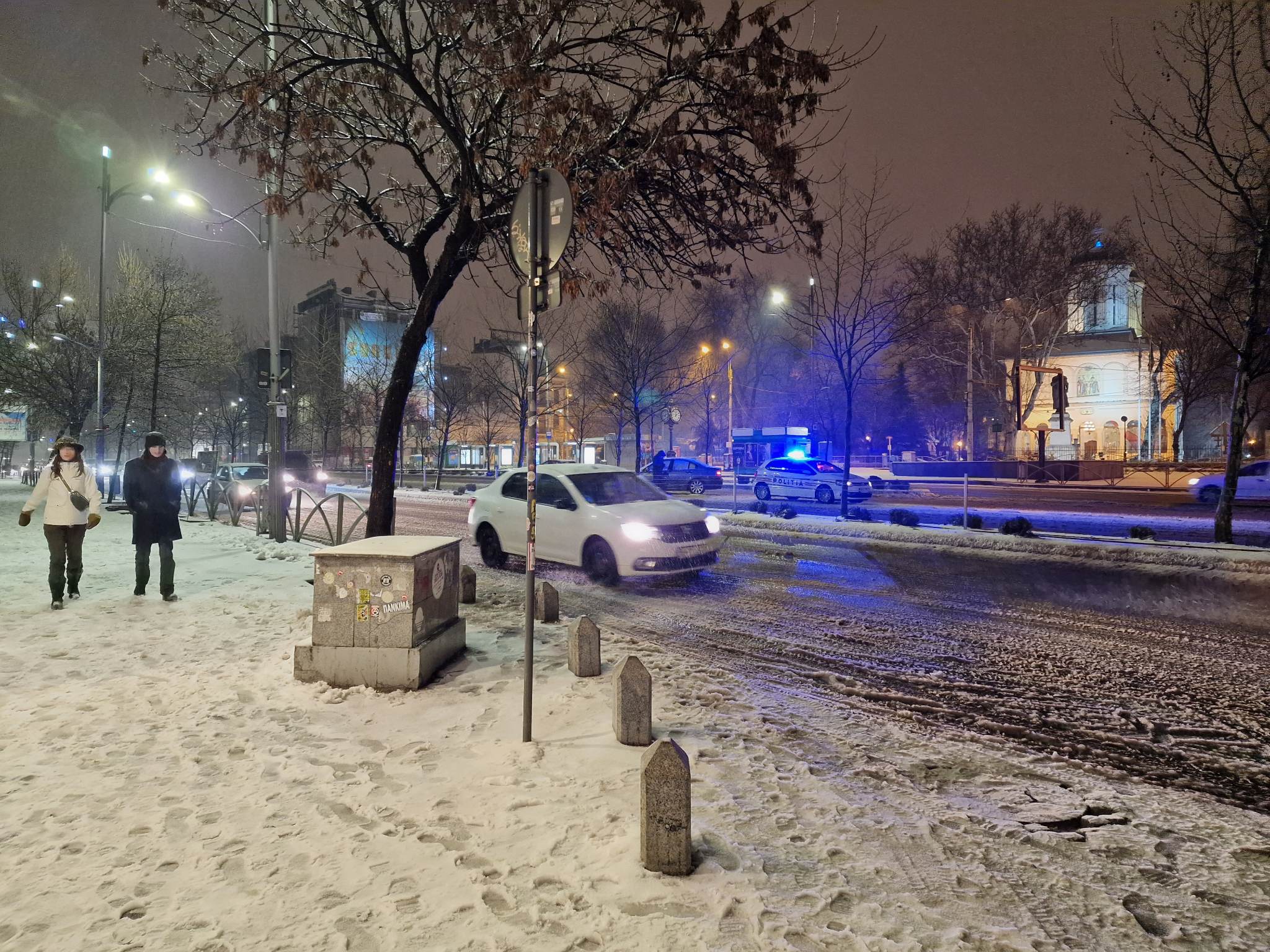 Cum a arătat Bucureștiul în prima noapte din 2023 cu ninsoare serioasă. „Ia uite, a căzut steagul!” | FOTO