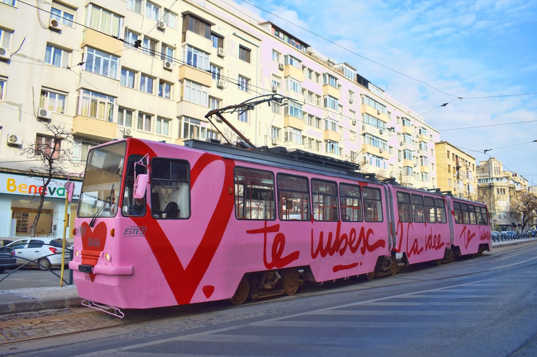 Tramvaiul iubirii circulă în București de Ziua Îndrăgostiților: „Călătorește spre cei care îți fac inima să bată mai tare”